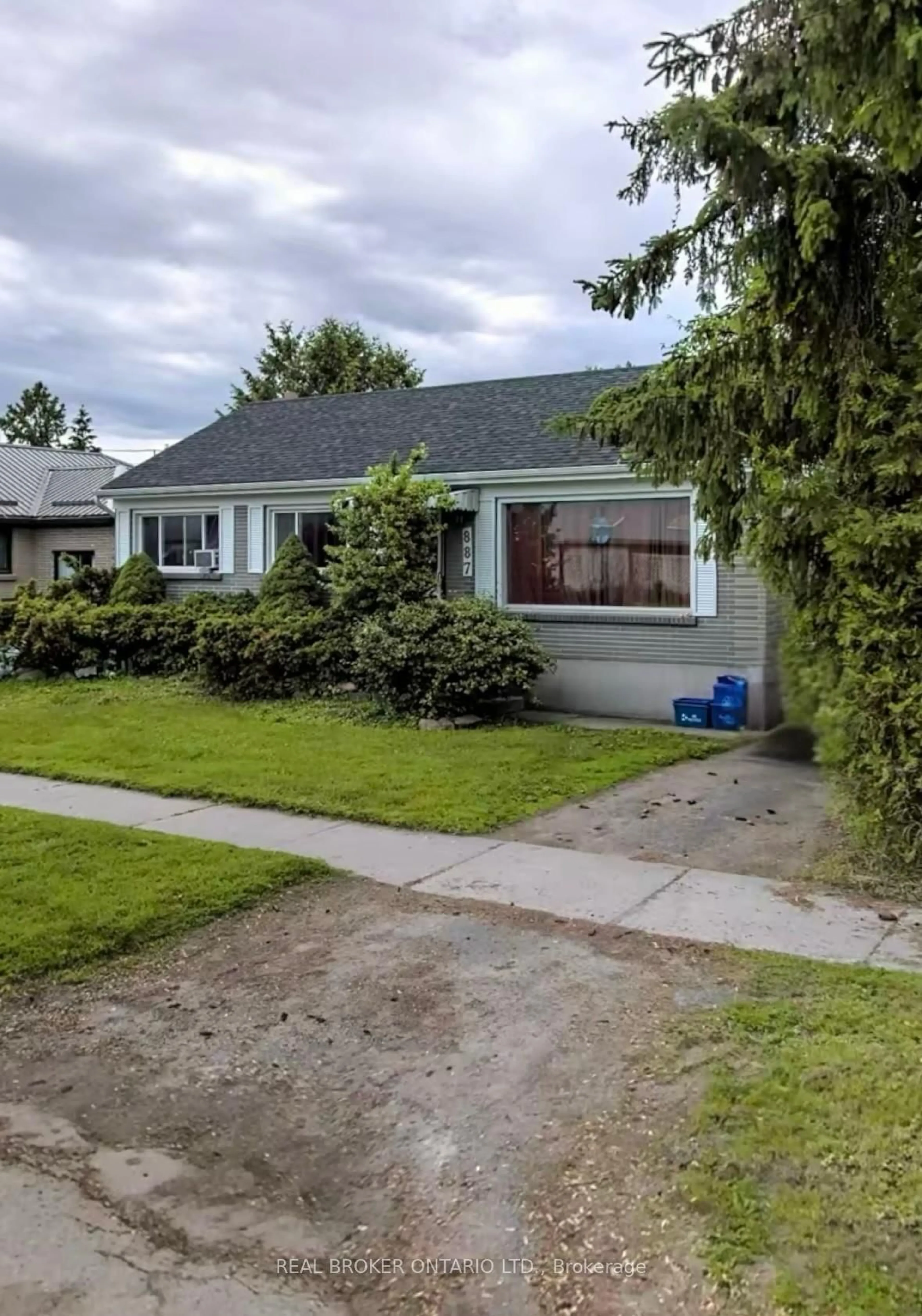 A pic from outside/outdoor area/front of a property/back of a property/a pic from drone, street for 887 Philip St, Peterborough North Ontario K9H 6E4