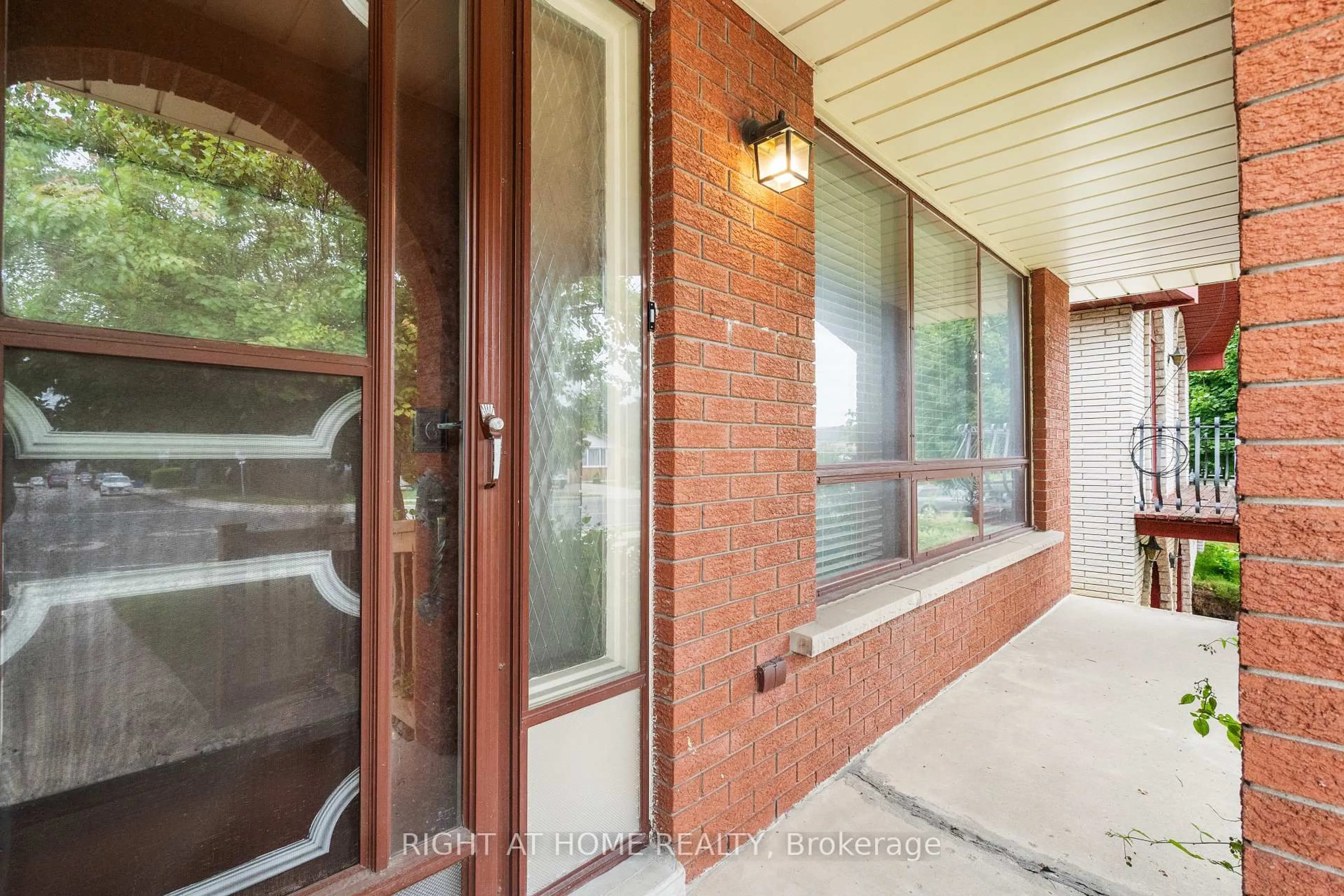 Indoor entryway for 662 West 5th St, Hamilton Ontario L9C 3R2