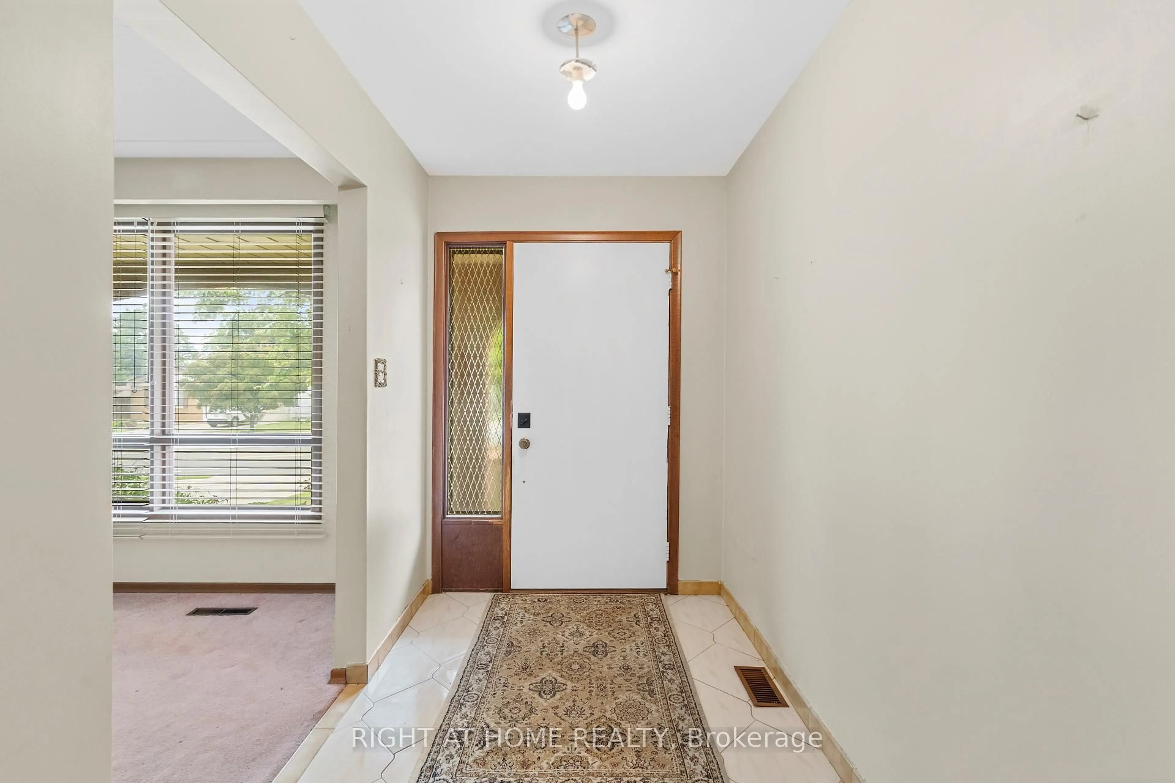 Indoor entryway for 662 West 5th St, Hamilton Ontario L9C 3R2