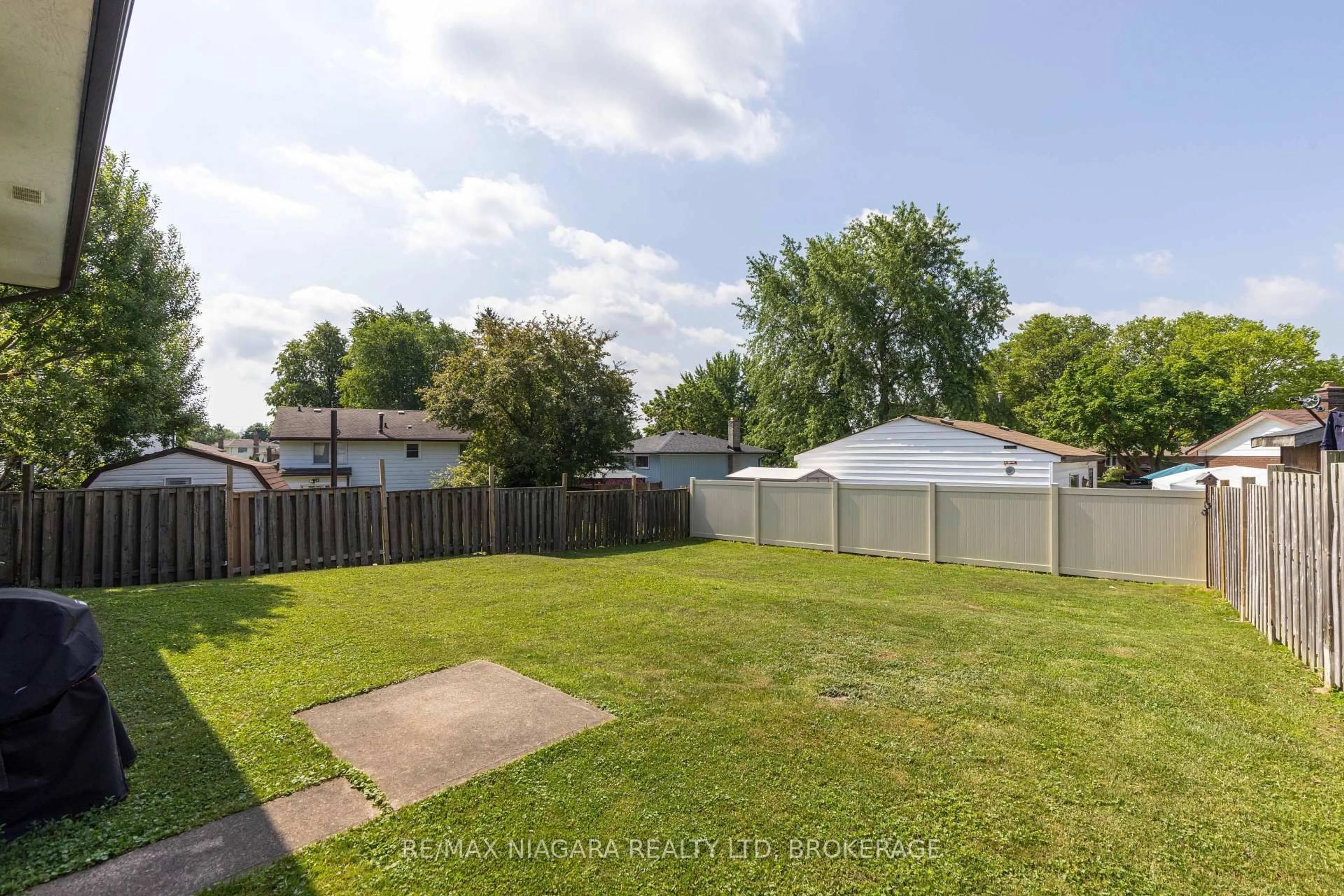 A pic from outside/outdoor area/front of a property/back of a property/a pic from drone, street for 8164 Niven St, Niagara Falls Ontario L2H 2C1