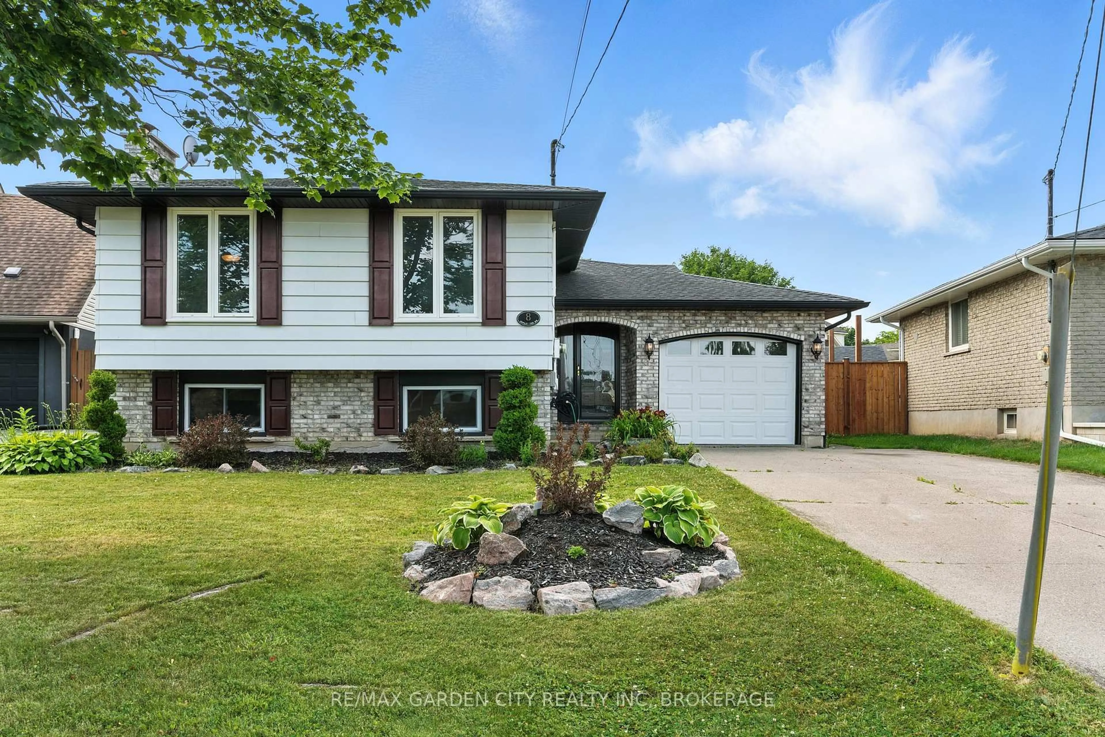 Home with vinyl exterior material, street for 8 Appleford Rd, St. Catharines Ontario L2P 3M3