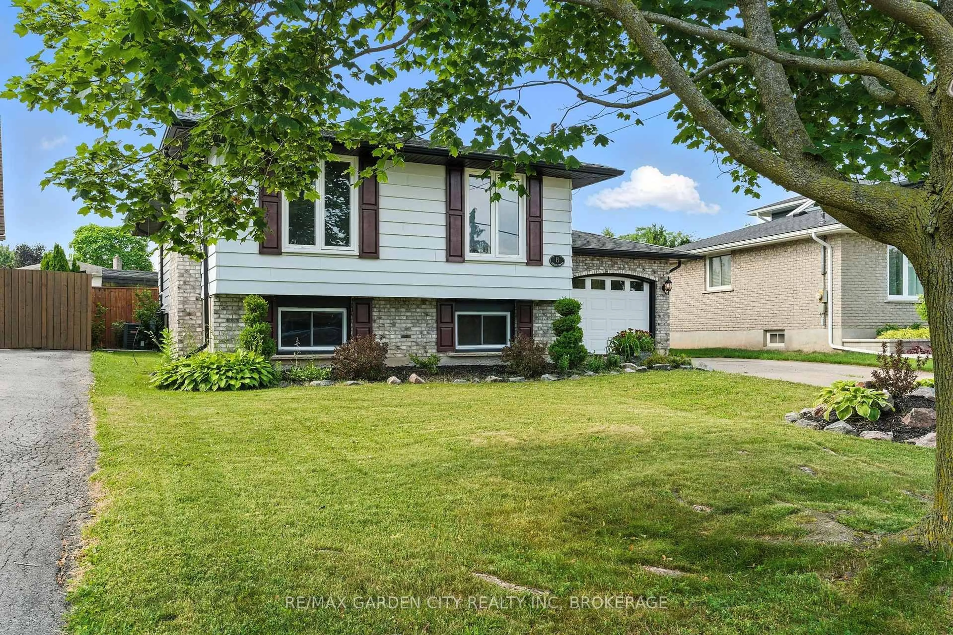 Home with vinyl exterior material, street for 8 Appleford Rd, St. Catharines Ontario L2P 3M3