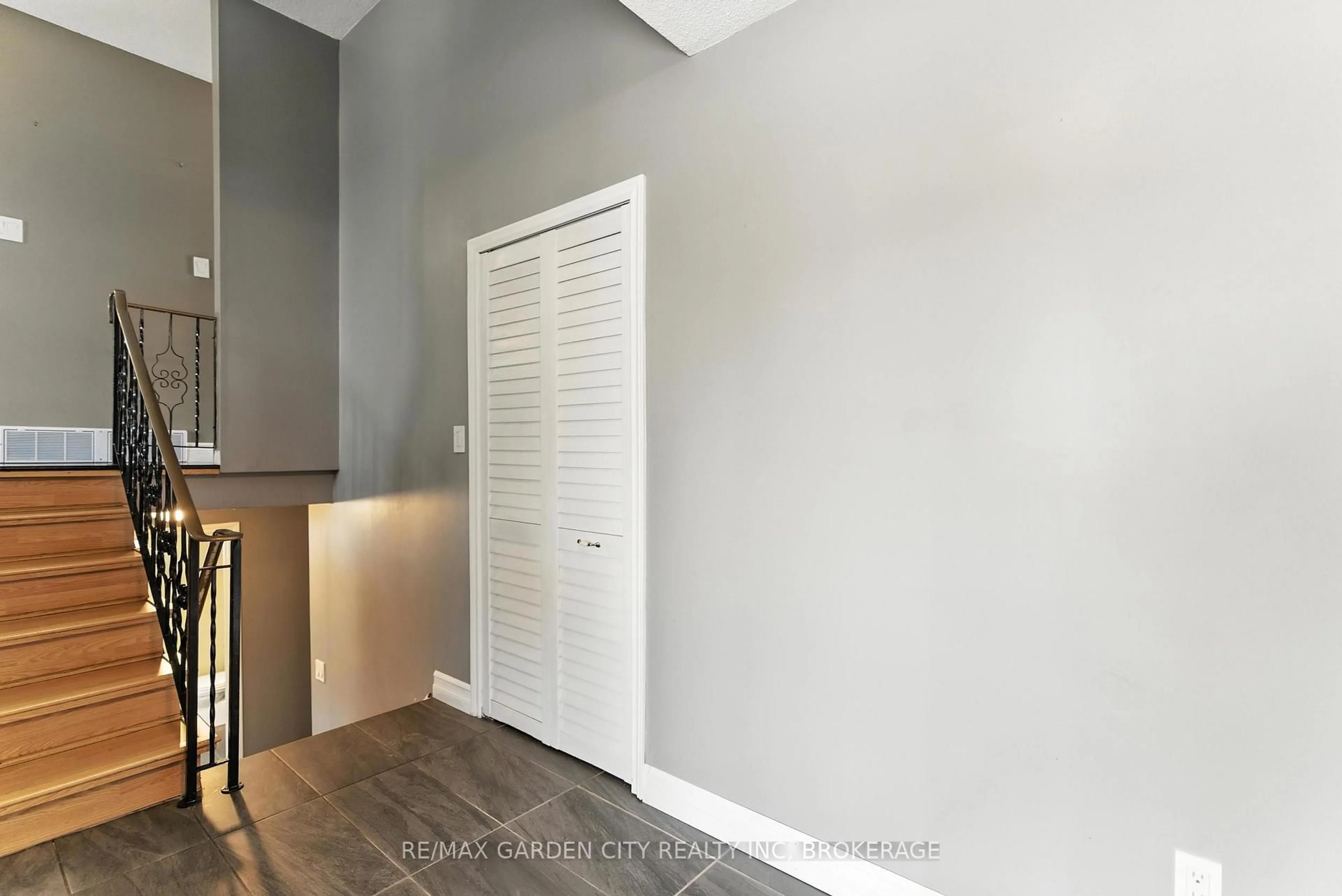 Indoor entryway for 8 Appleford Rd, St. Catharines Ontario L2P 3M3