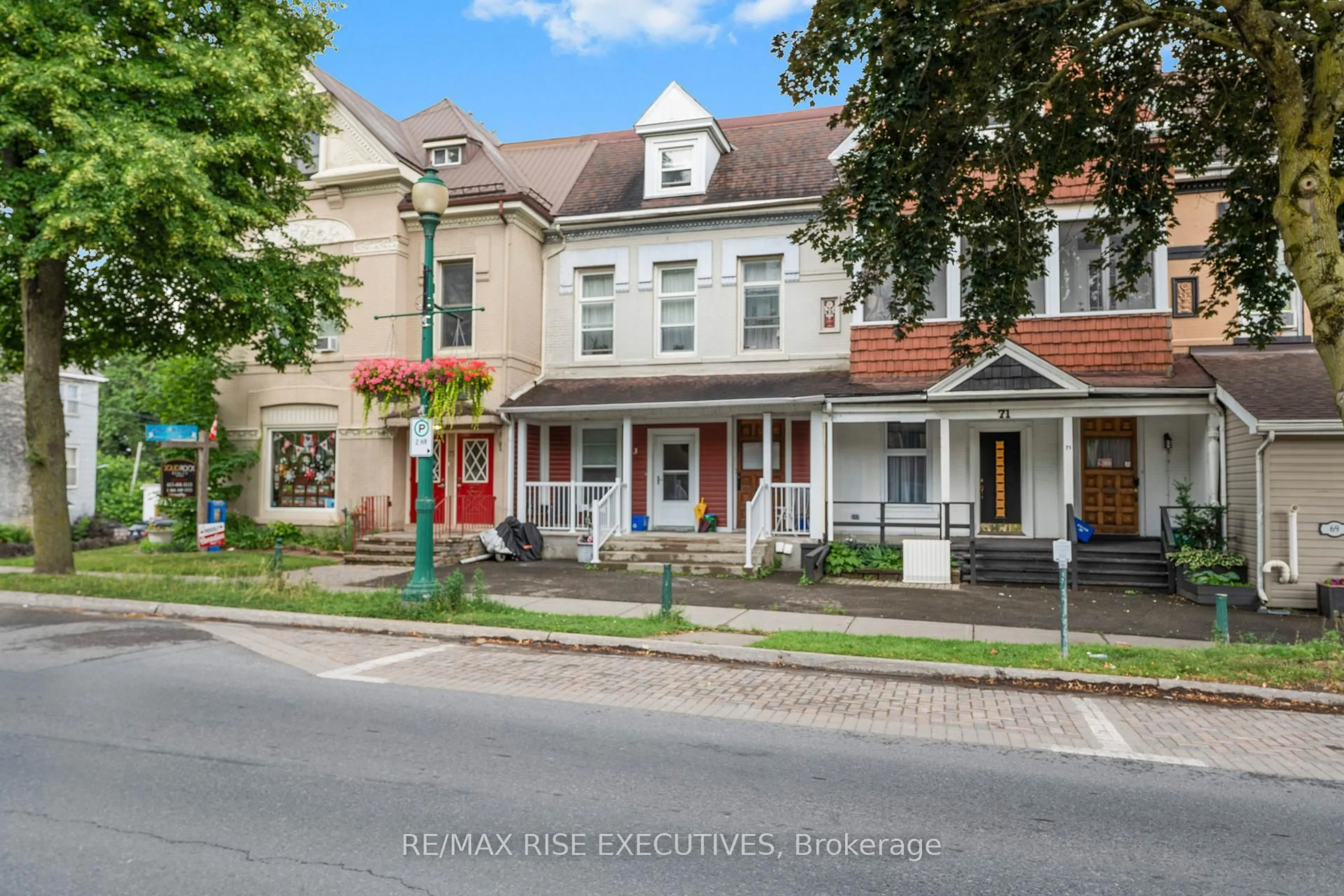 A pic from outside/outdoor area/front of a property/back of a property/a pic from drone, street for 73 King St, Brockville Ontario K6V 1B2
