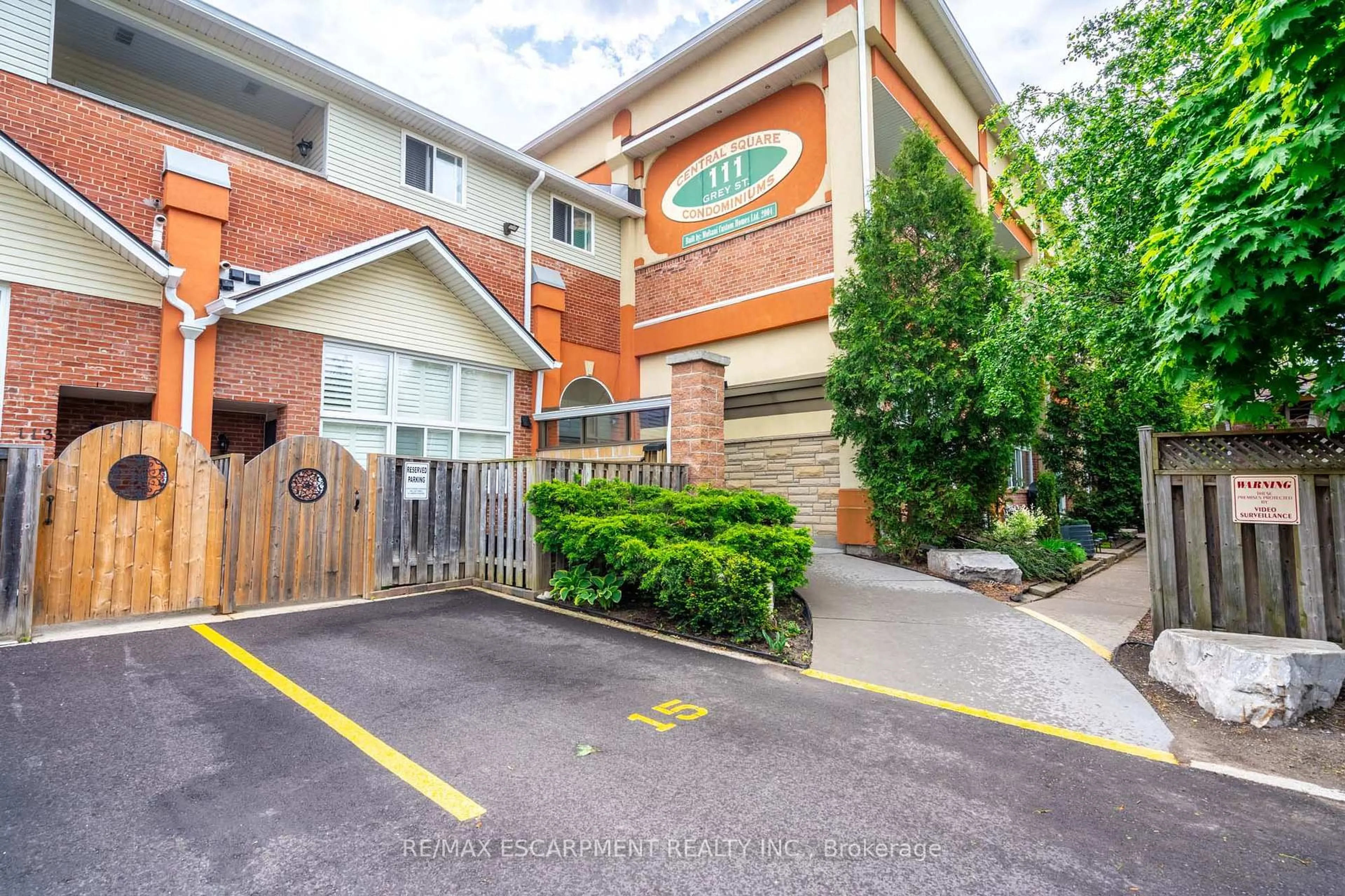 Patio, street for 111 Grey St #102, Brant Ontario N3S 4V8