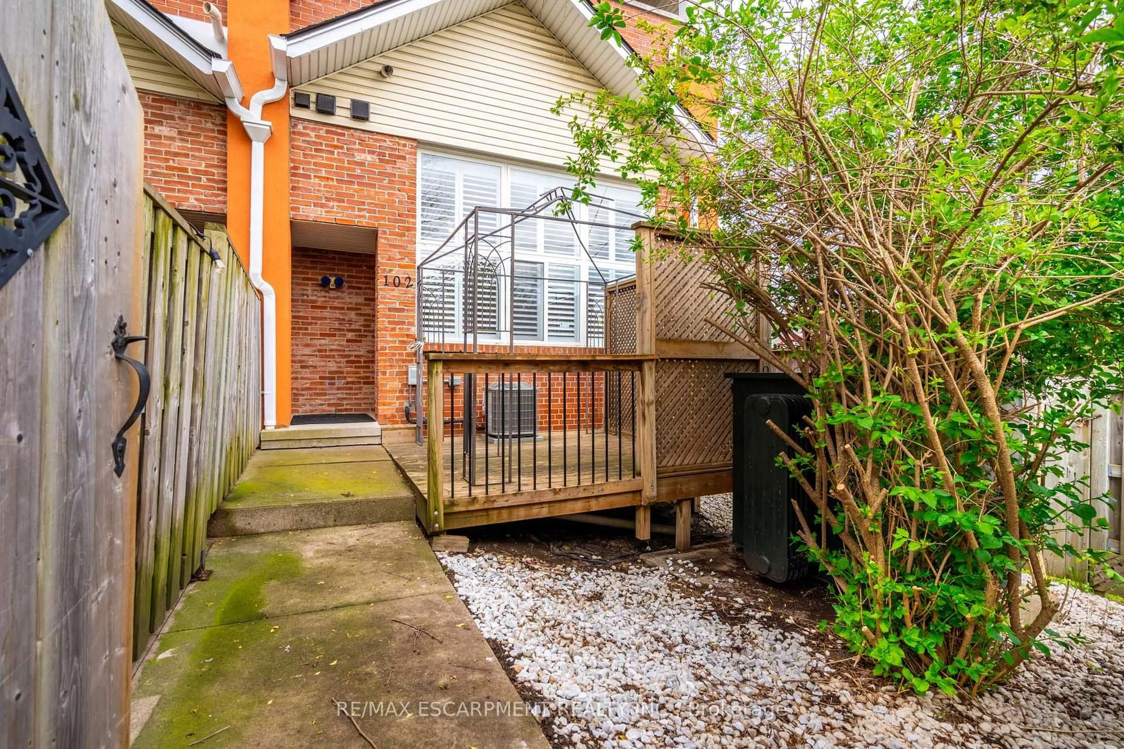 Patio, street for 111 Grey St #102, Brant Ontario N3S 4V8