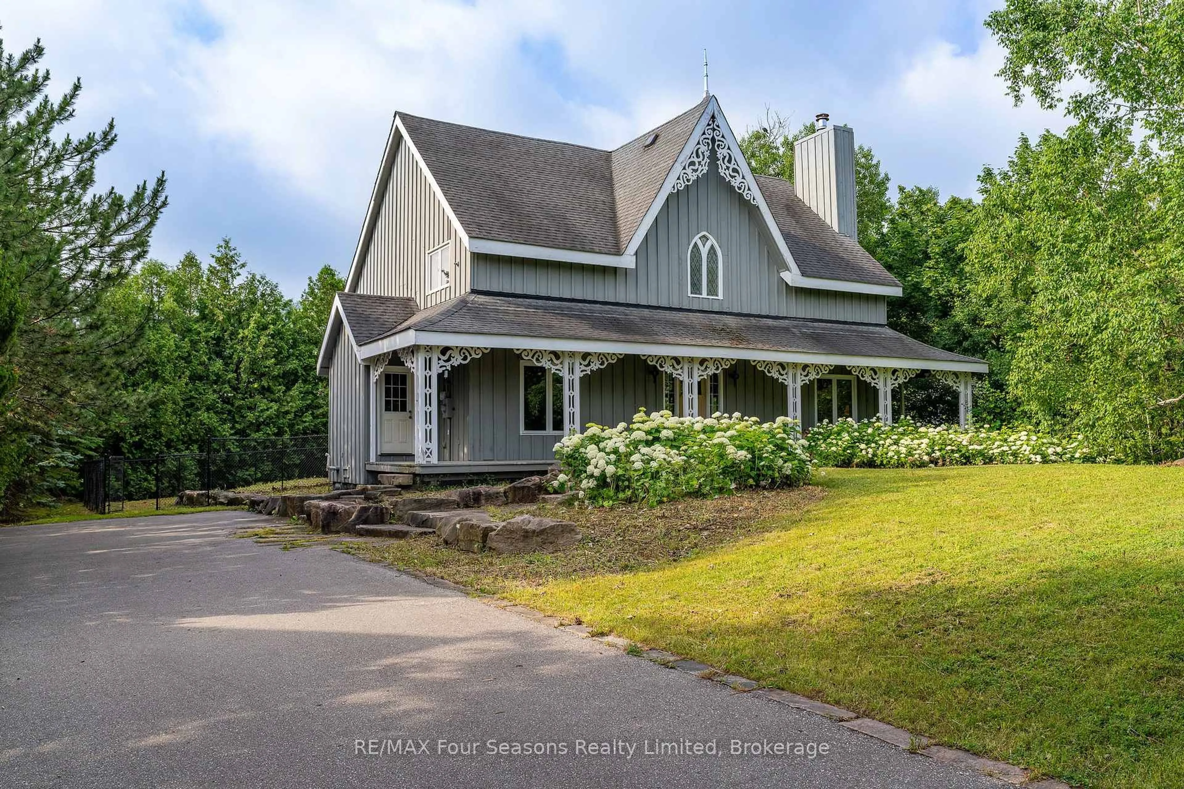 A pic from outside/outdoor area/front of a property/back of a property/a pic from drone, unknown for 127 Wyandot Crt, Blue Mountains Ontario L9Y 0S4