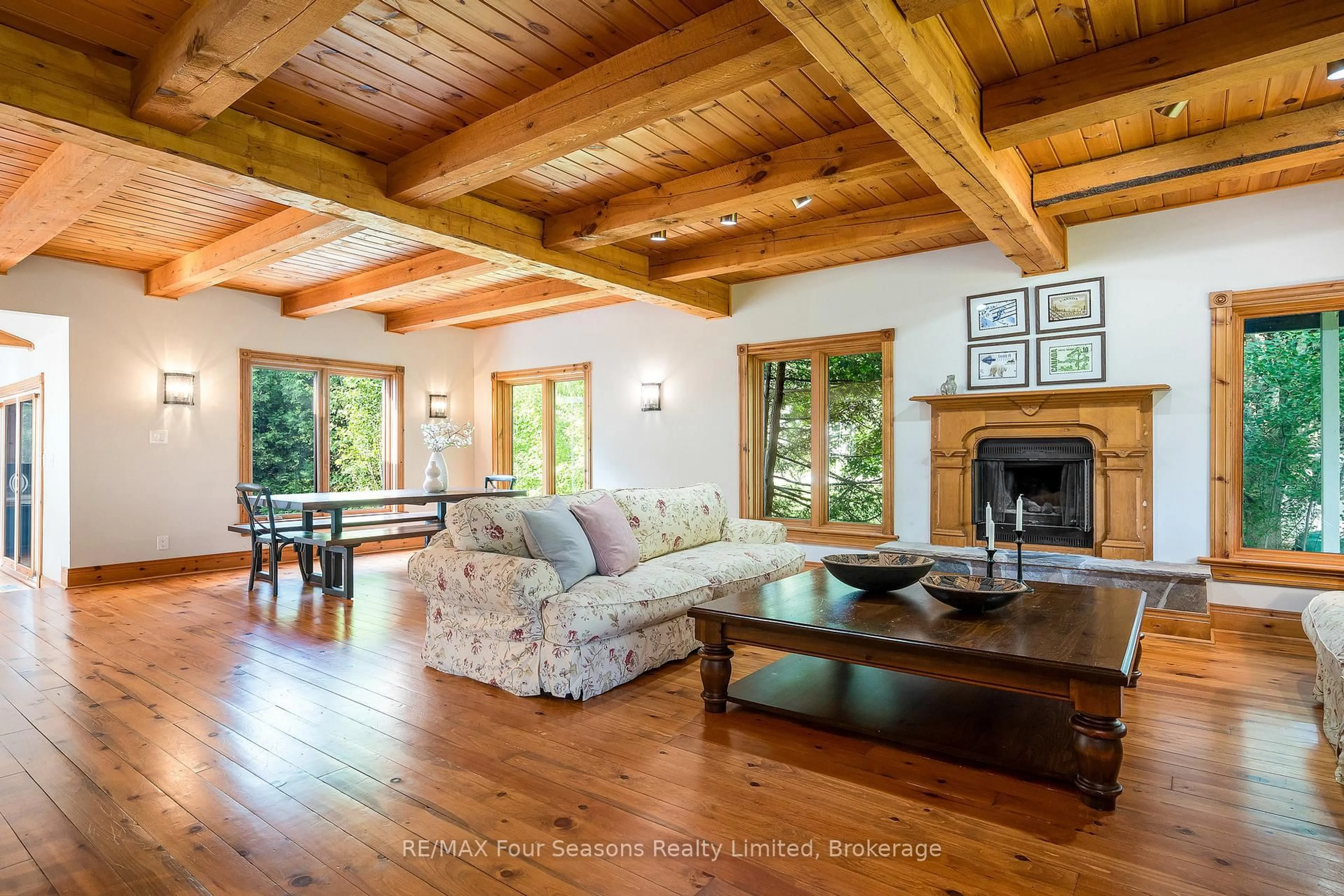 Living room with furniture, wood/laminate floor for 127 Wyandot Crt, Blue Mountains Ontario L9Y 0S4