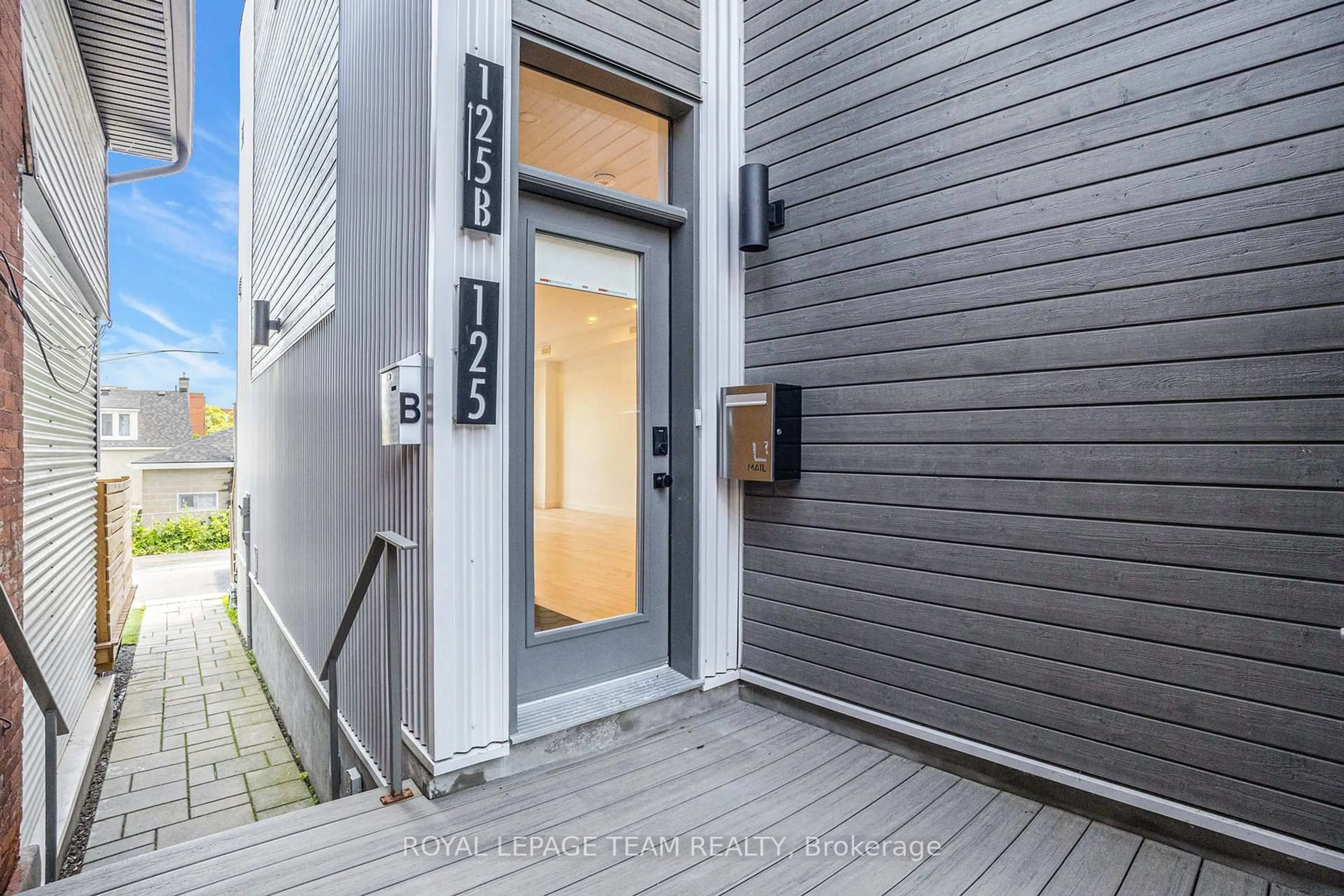 Indoor entryway for 125 Carruthers Ave, Ottawa Ontario K1Y 1N4