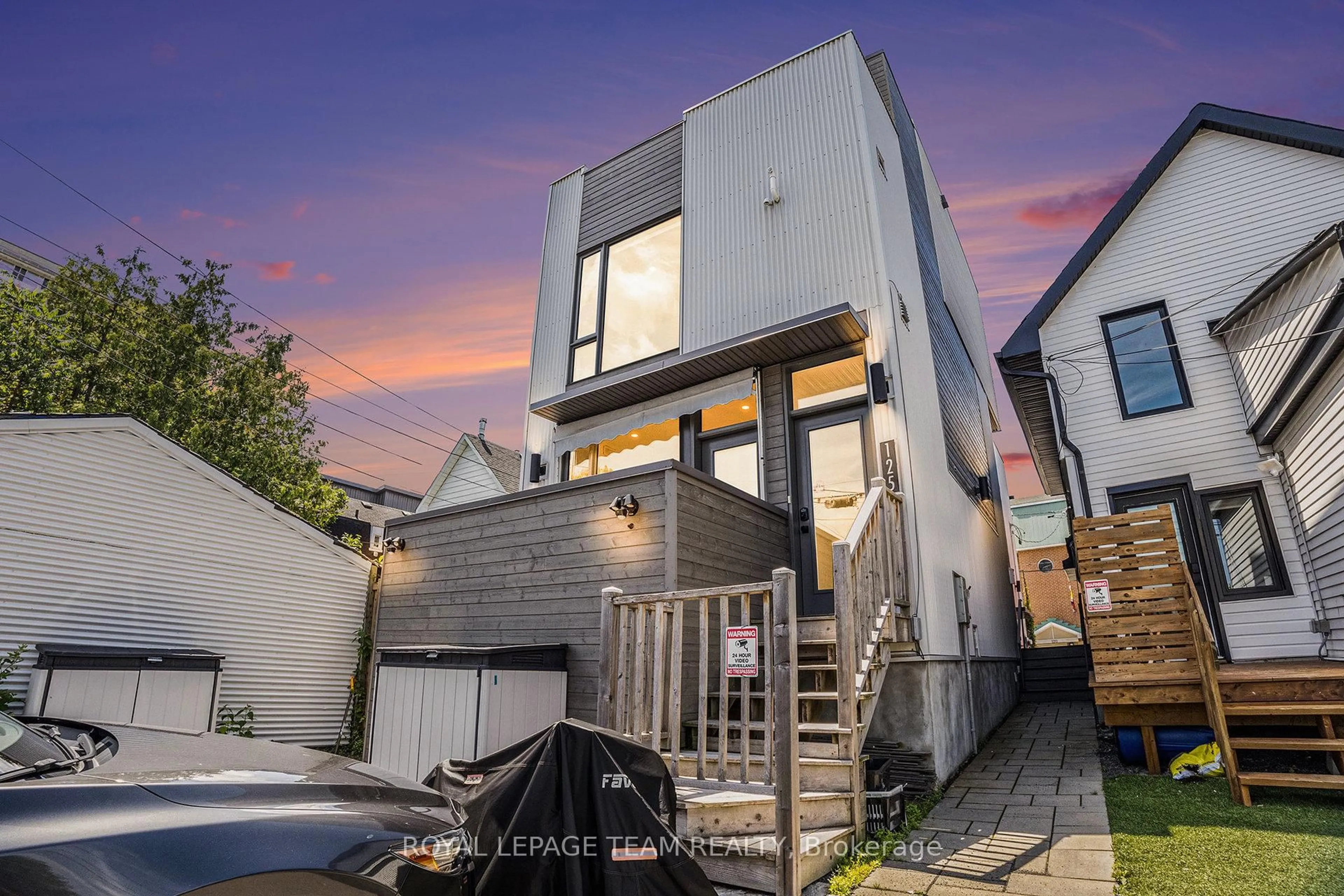 A pic from outside/outdoor area/front of a property/back of a property/a pic from drone, street for 125 Carruthers Ave, Ottawa Ontario K1Y 1N4