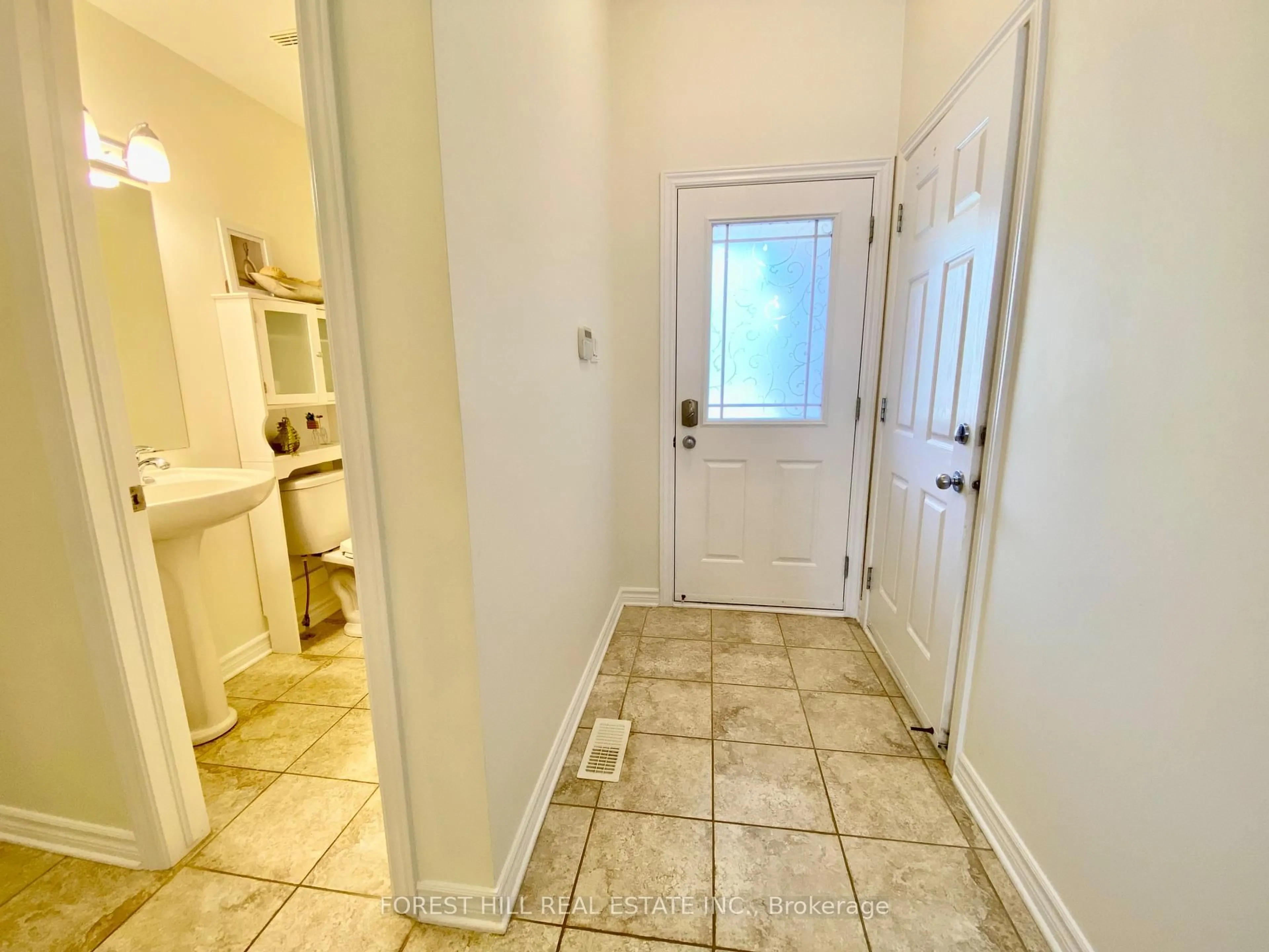 Indoor entryway for 510 Temiskaming Cres, Ottawa Ontario K2J 0V8