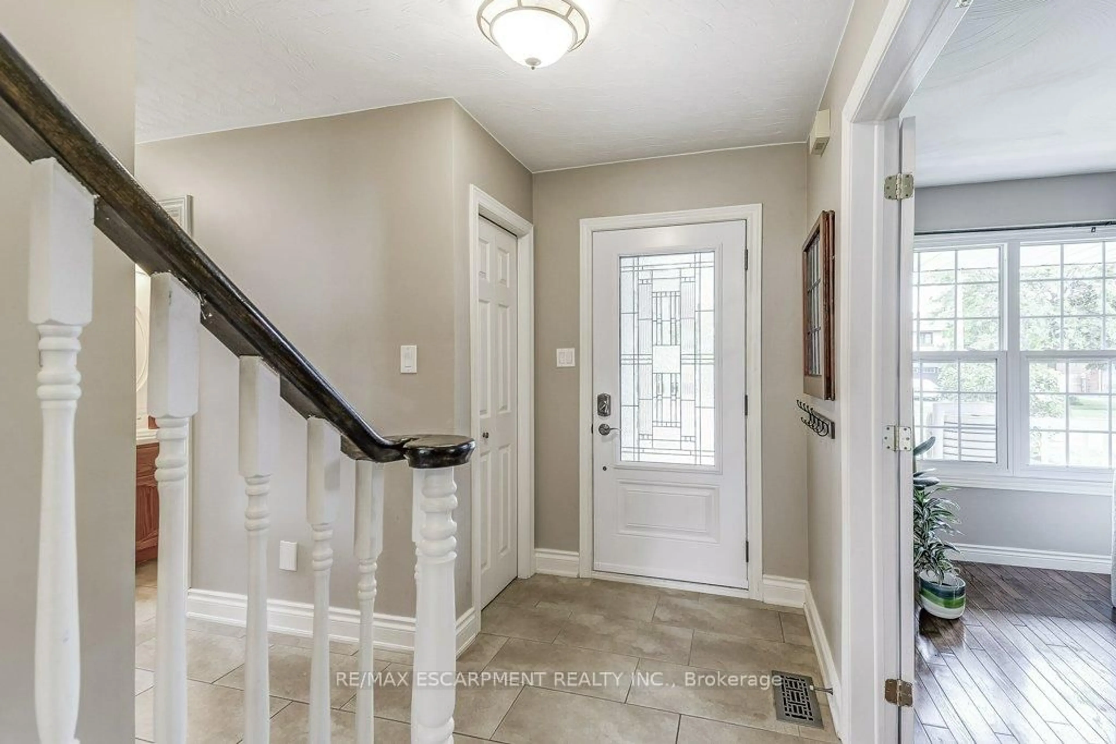 Indoor entryway for 37 Culotta Dr, Hamilton Ontario L8B 0G9