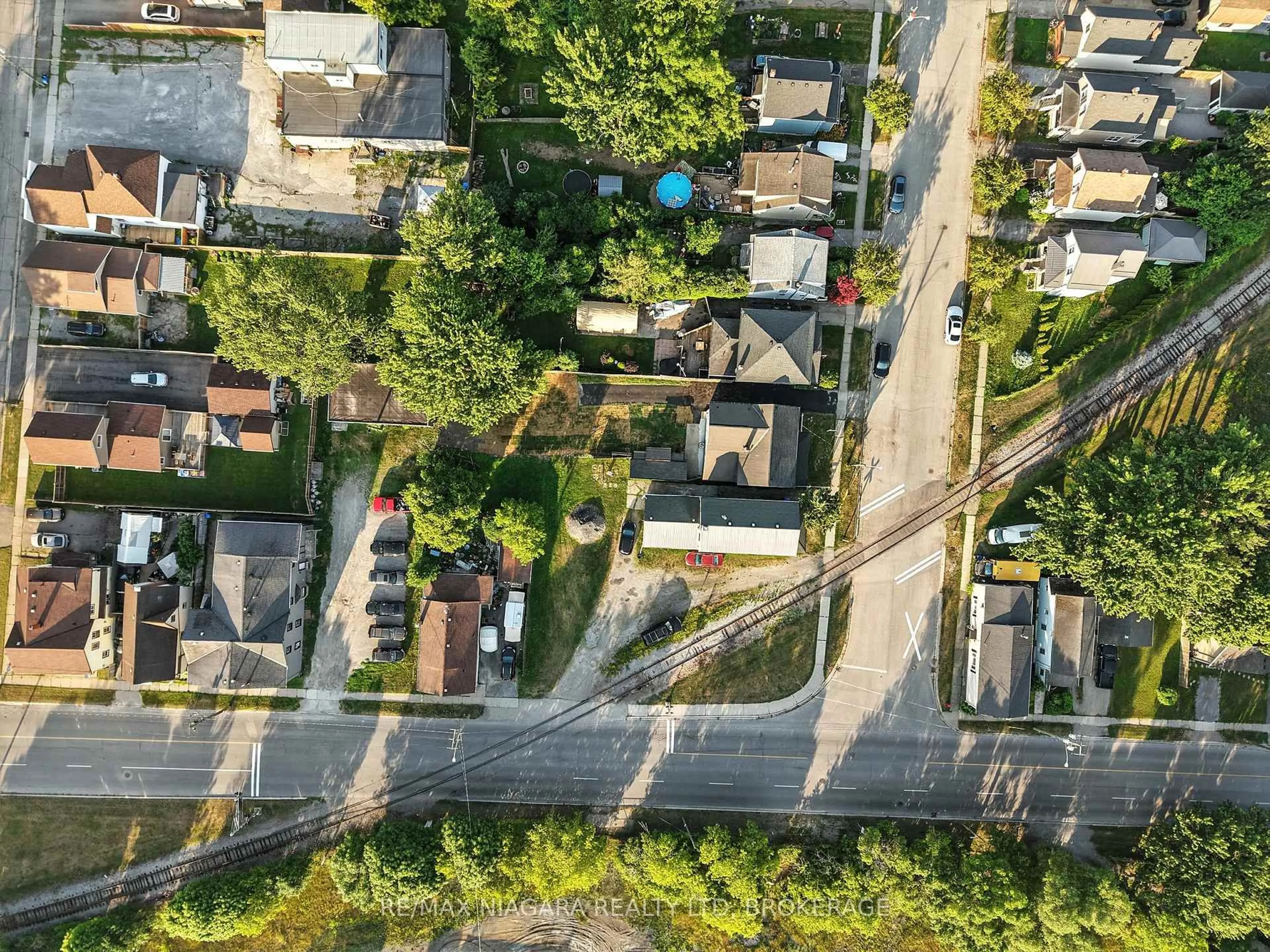 A pic from outside/outdoor area/front of a property/back of a property/a pic from drone, street for 84 Alma St, Port Colborne Ontario L3K 1G3