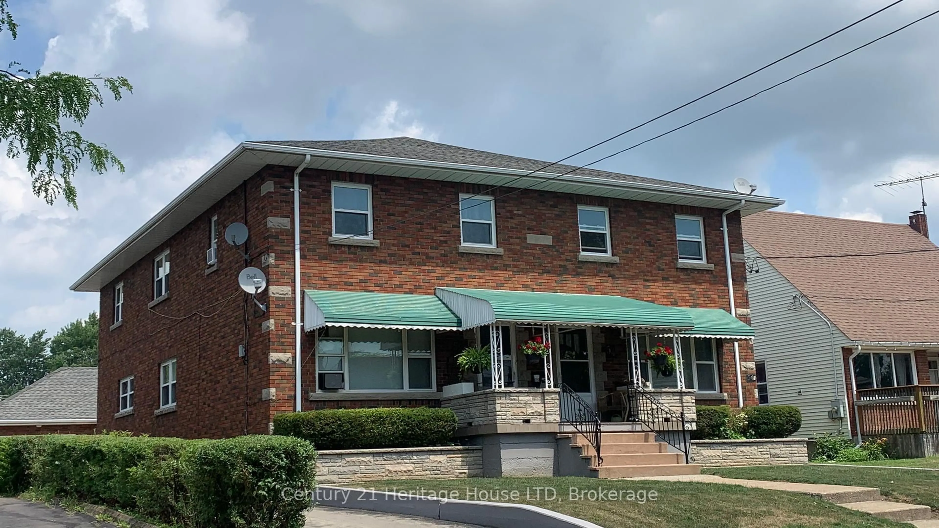 Home with brick exterior material, building for 54 Second St #52, Welland Ontario L3B 4T6