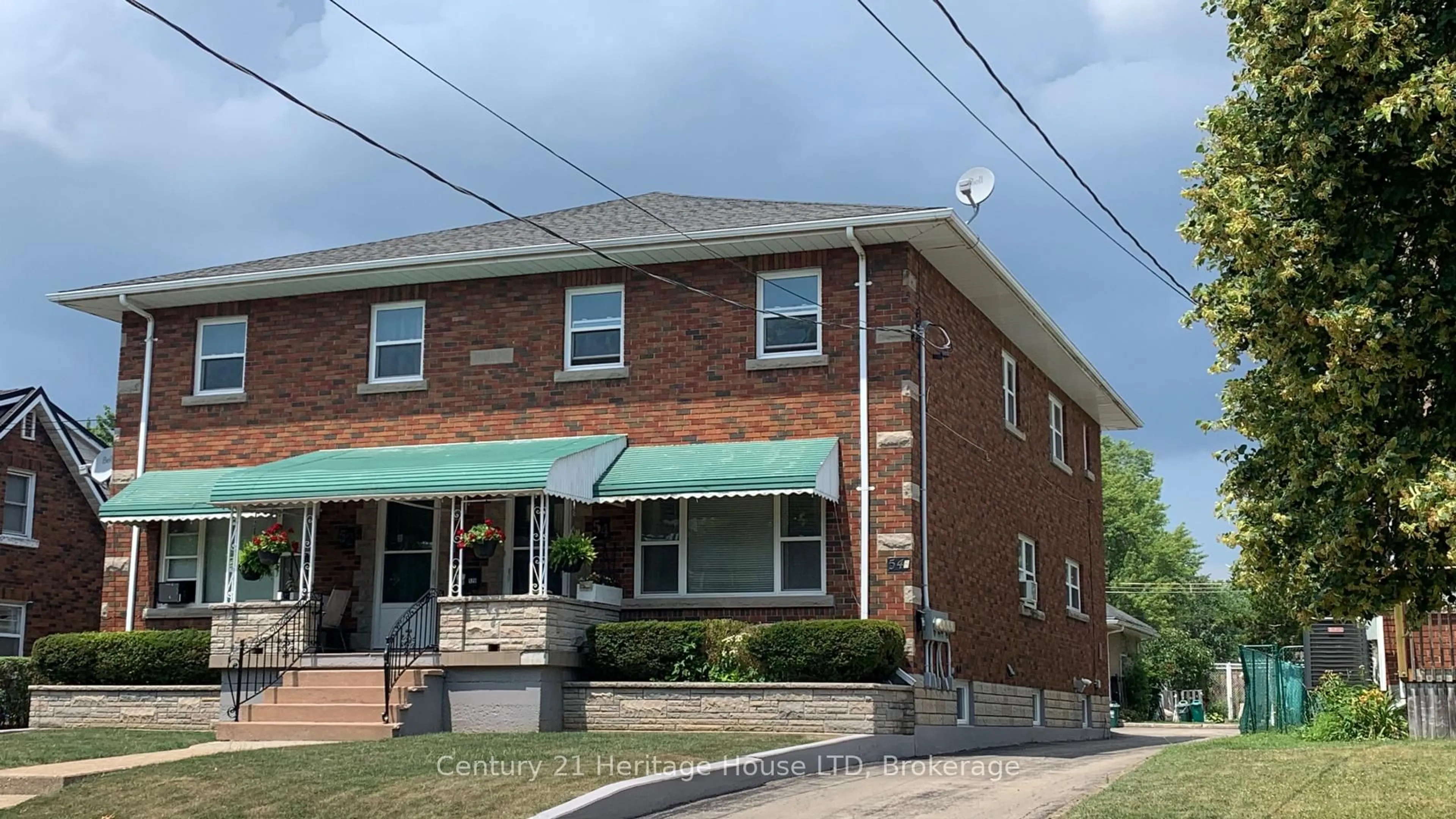 Home with brick exterior material, building for 54 Second St #52, Welland Ontario L3B 4T6