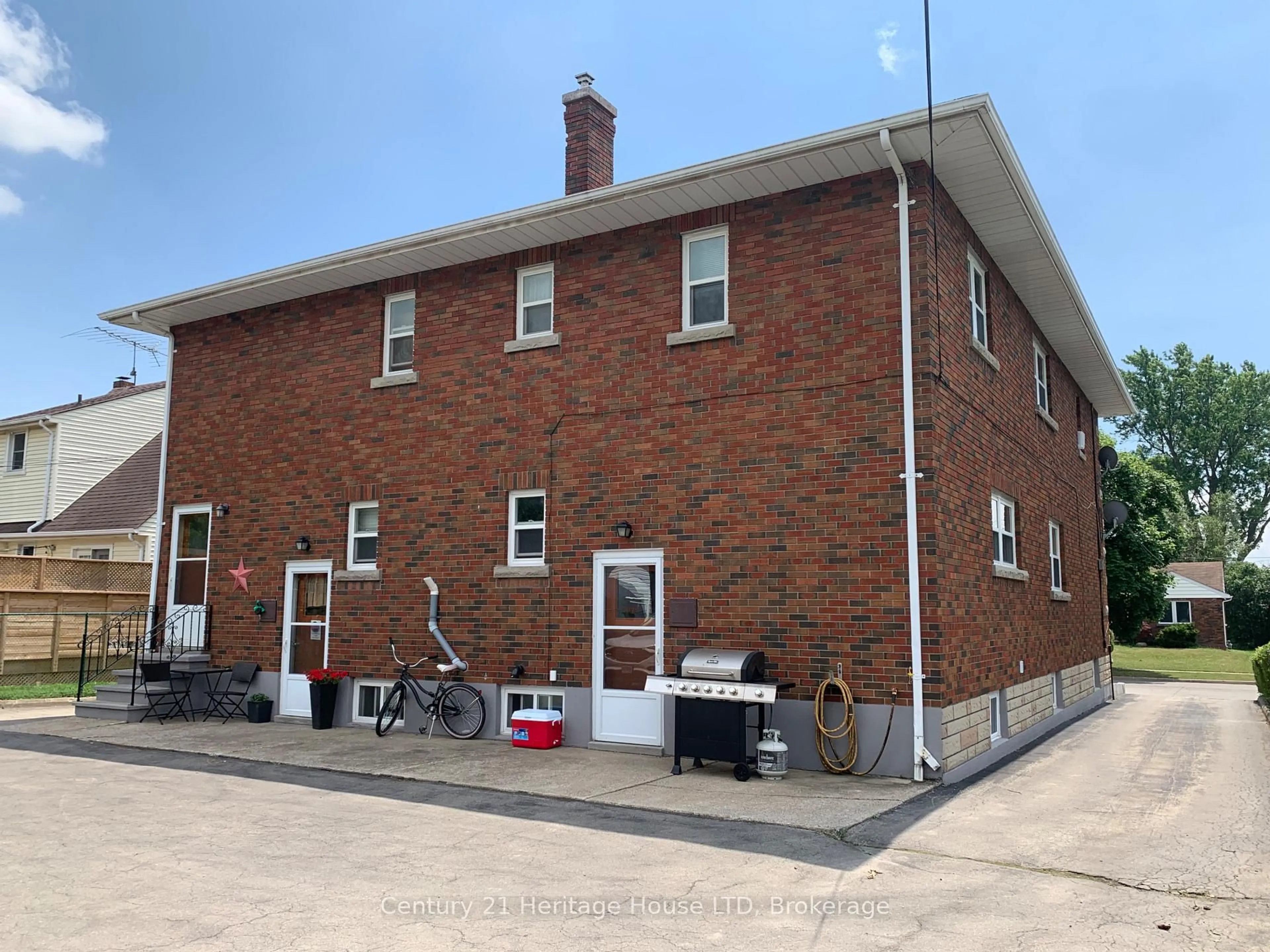 Home with brick exterior material, building for 54 Second St #52, Welland Ontario L3B 4T6