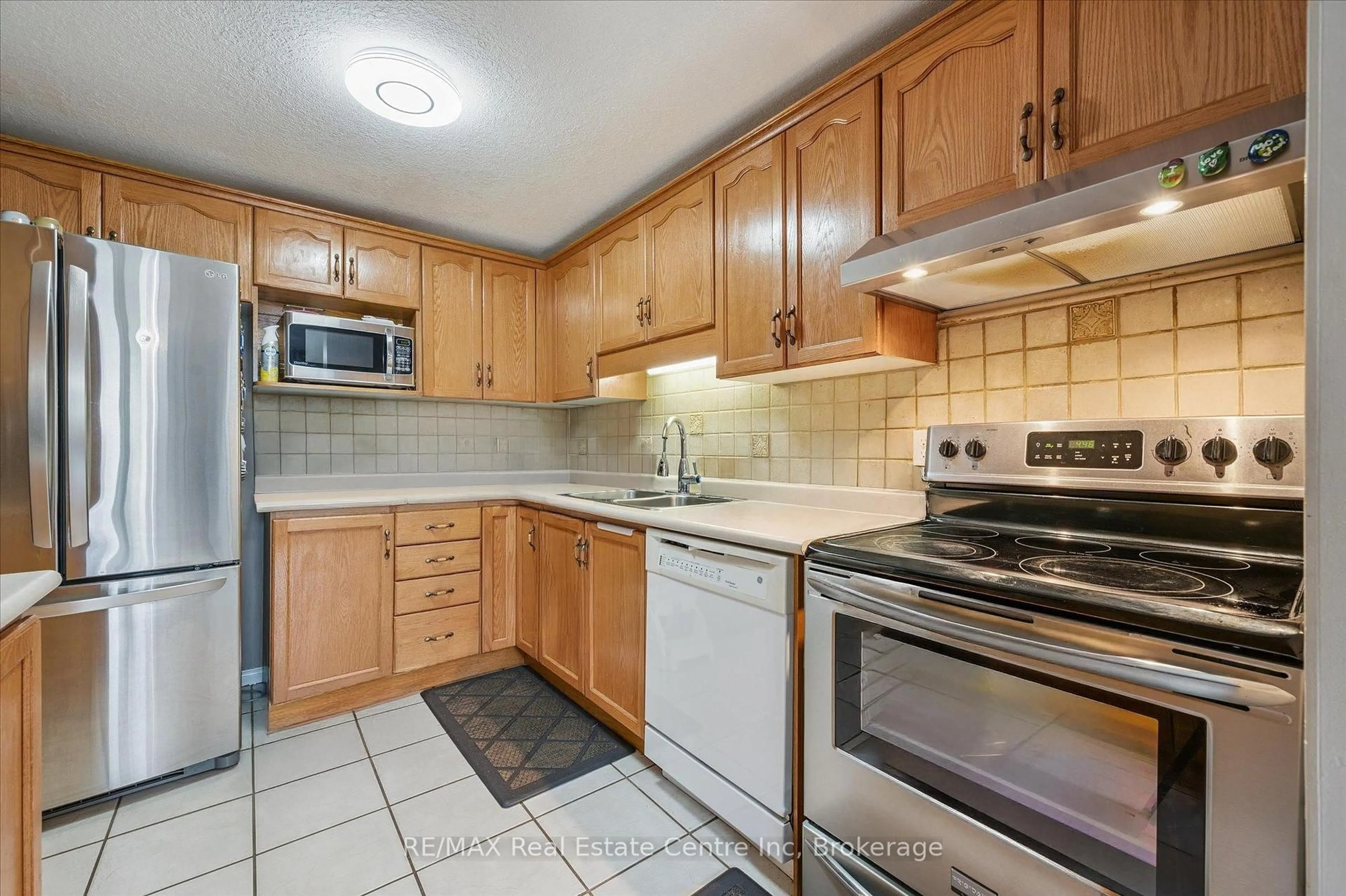 Standard kitchen, ceramic/tile floor for 161 Stephanie Dr, Guelph Ontario N1K 1X7