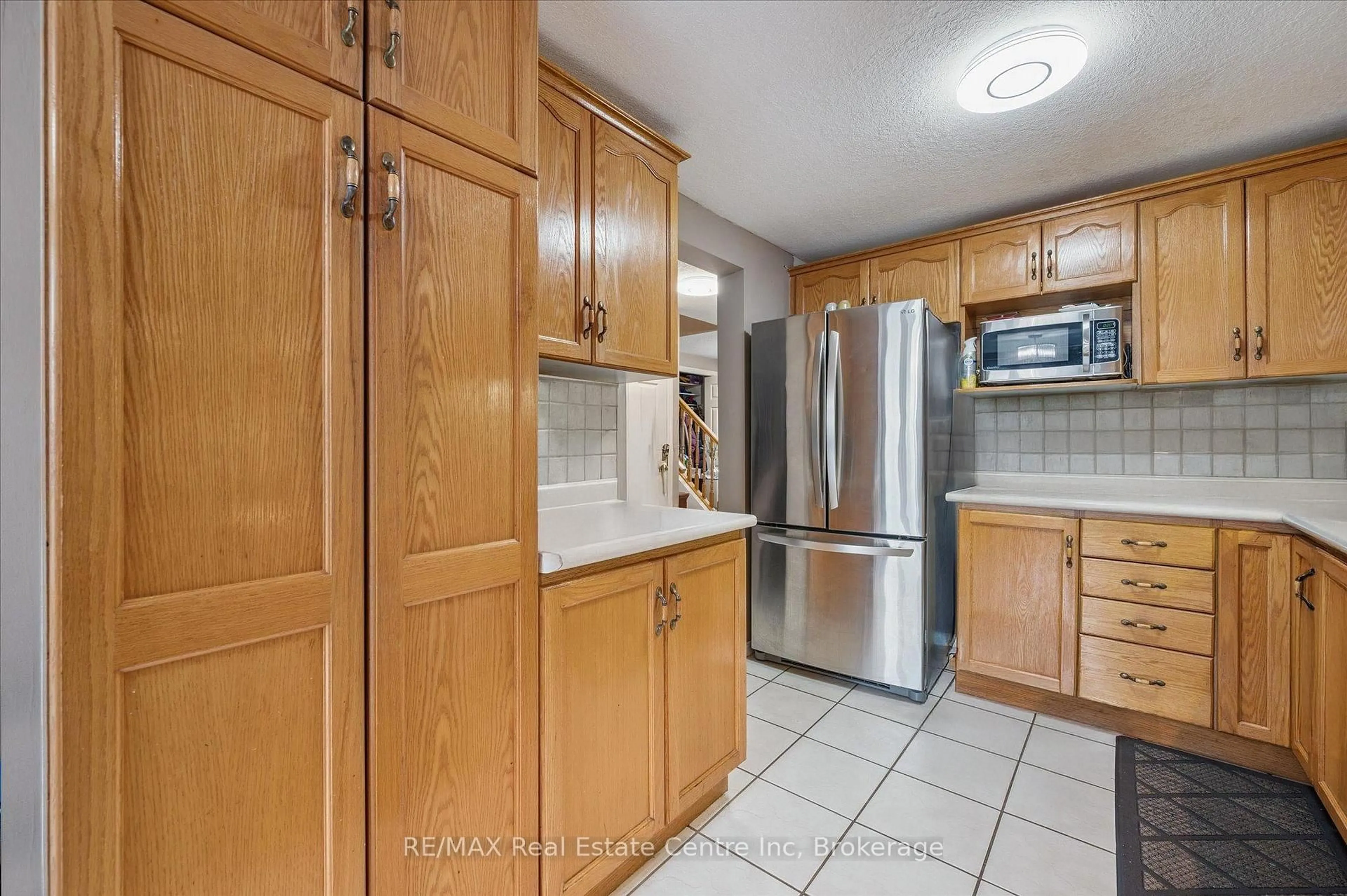 Standard kitchen, ceramic/tile floor for 161 Stephanie Dr, Guelph Ontario N1K 1X7