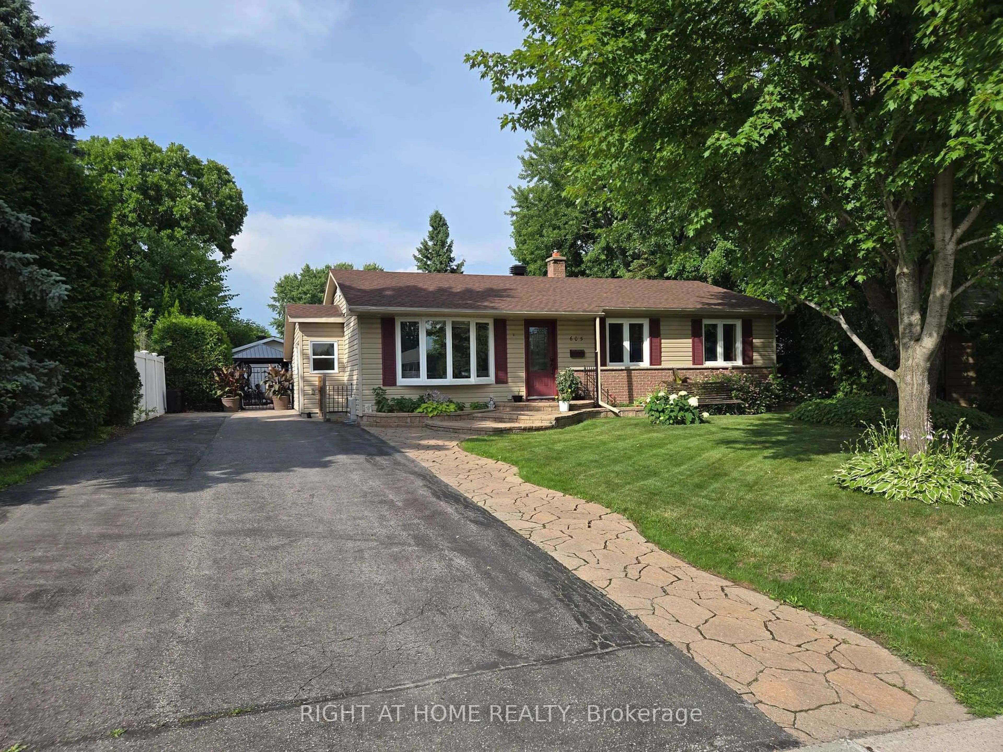 A pic from outside/outdoor area/front of a property/back of a property/a pic from drone, street for 605 Eastvale Dr, Ottawa Ontario K1J 6Z4