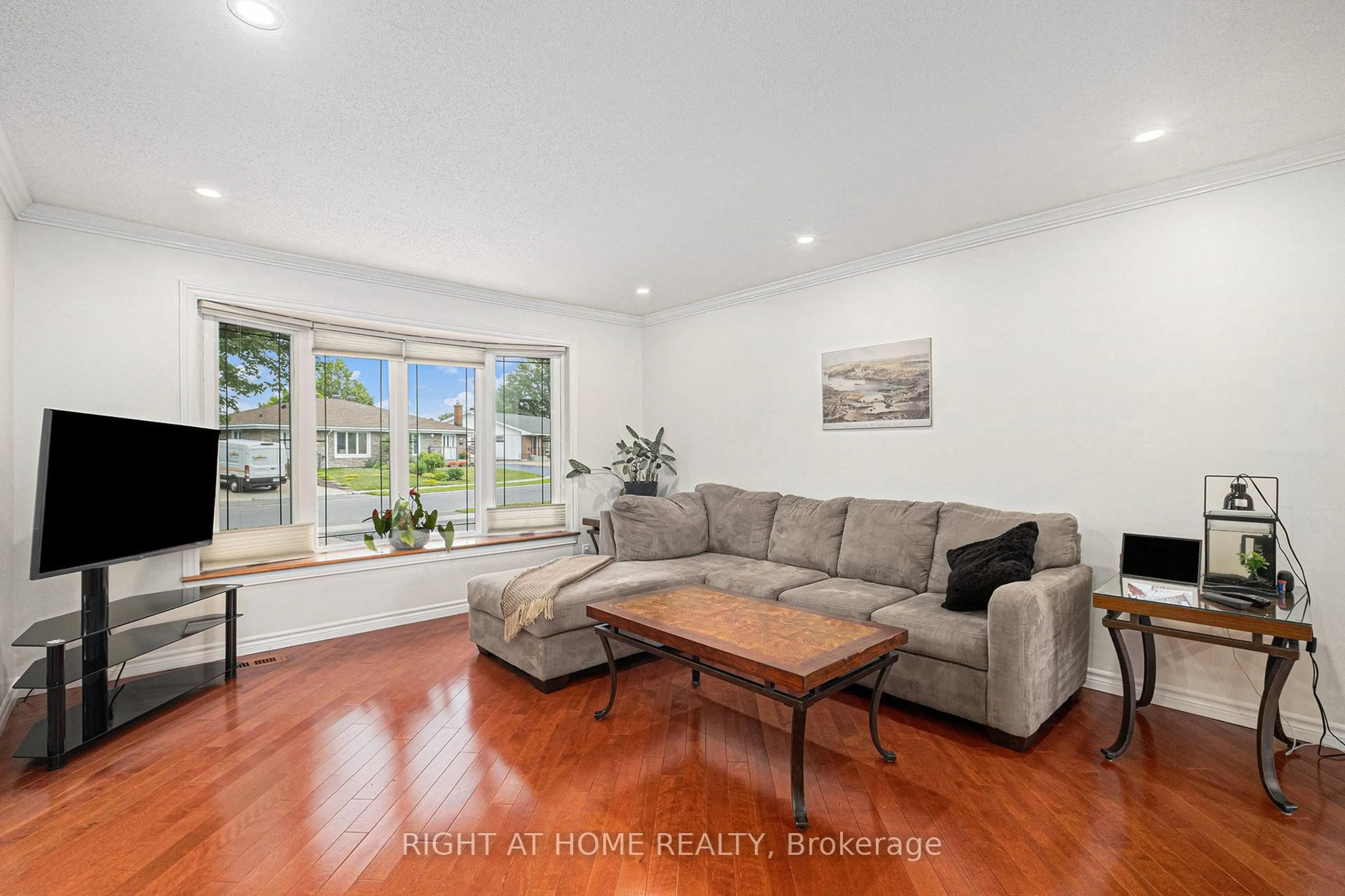 Living room with furniture, unknown for 605 Eastvale Dr, Ottawa Ontario K1J 6Z4