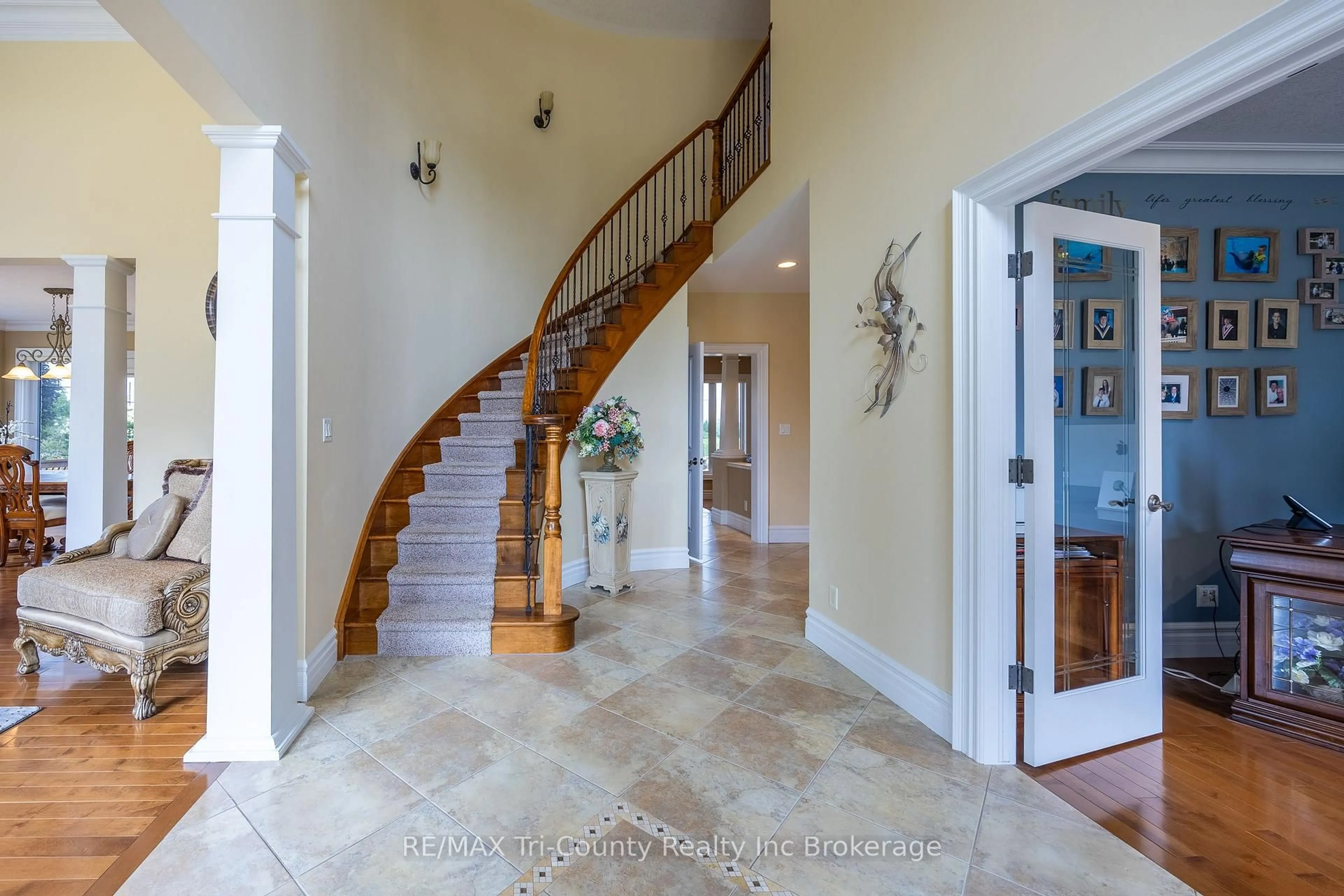Indoor foyer for 56130 HERITAGE Line, Bayham Ontario N0J 1Y0