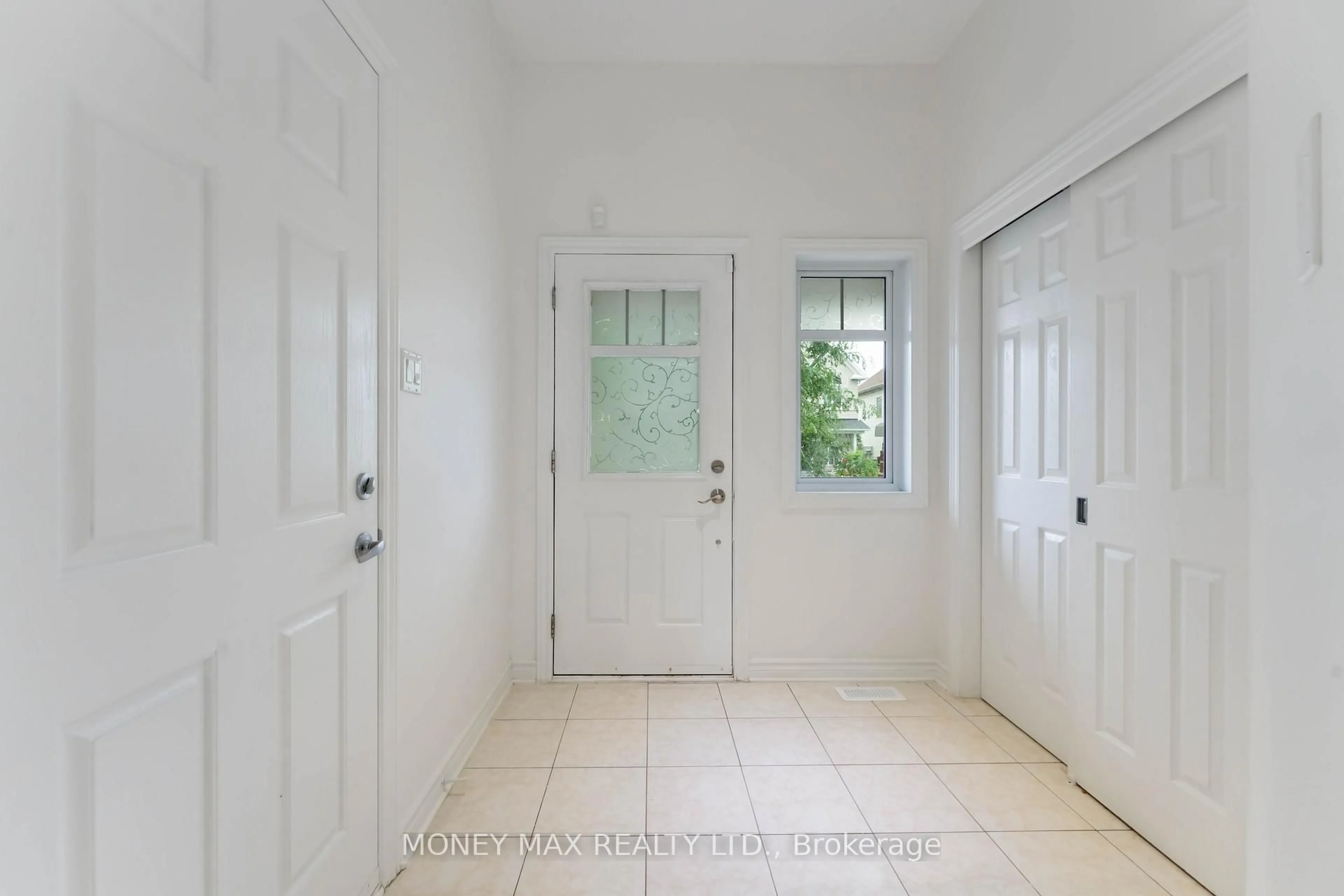 Indoor entryway for 163 Garrity Cres, Ottawa Ontario K2J 3T5