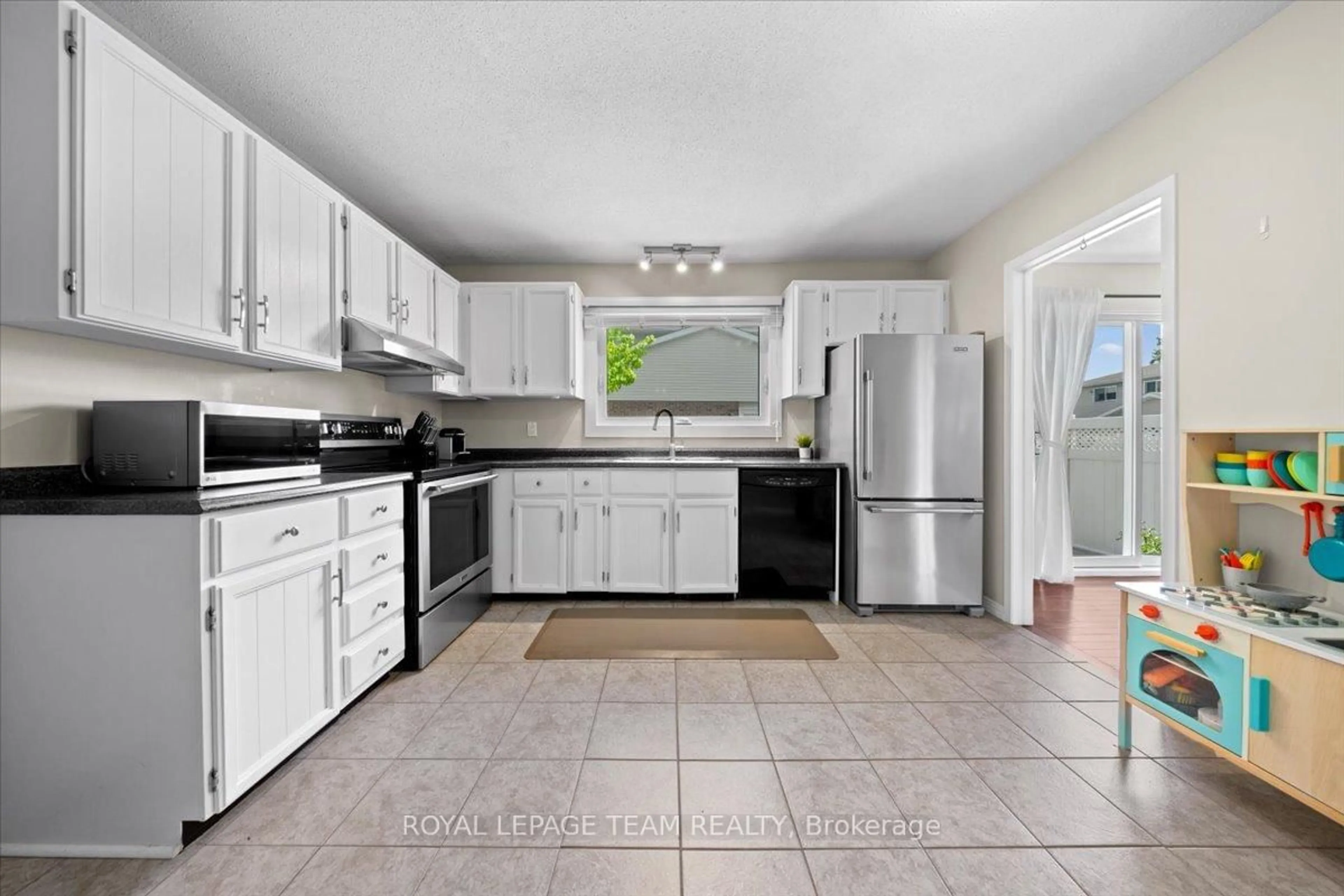 Standard kitchen, ceramic/tile floor for 111 Chartwell Ave, Ottawa Ontario K2G 4C6