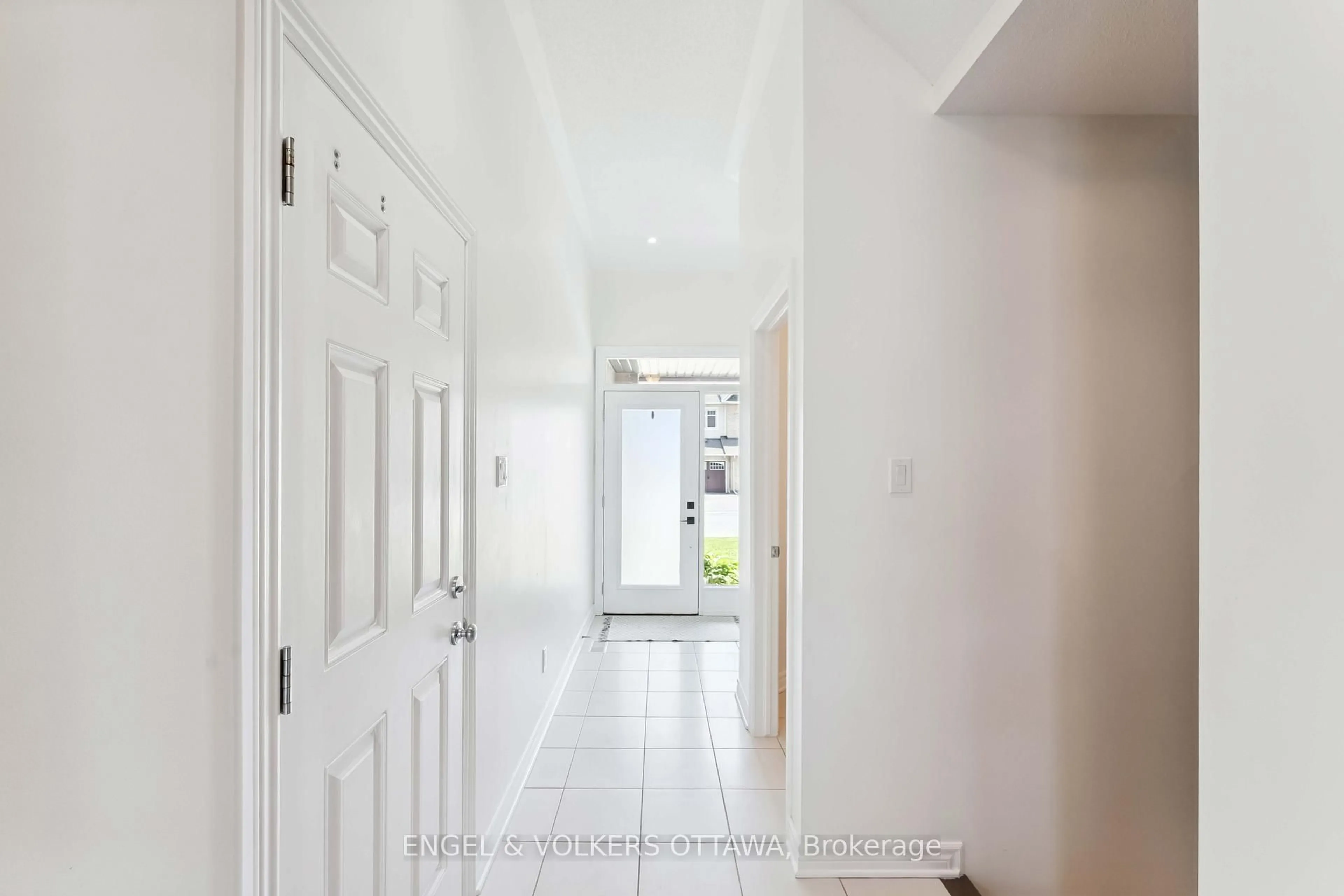 Indoor foyer for 741 Morningstar Way, Ottawa Ontario K1W 0G6