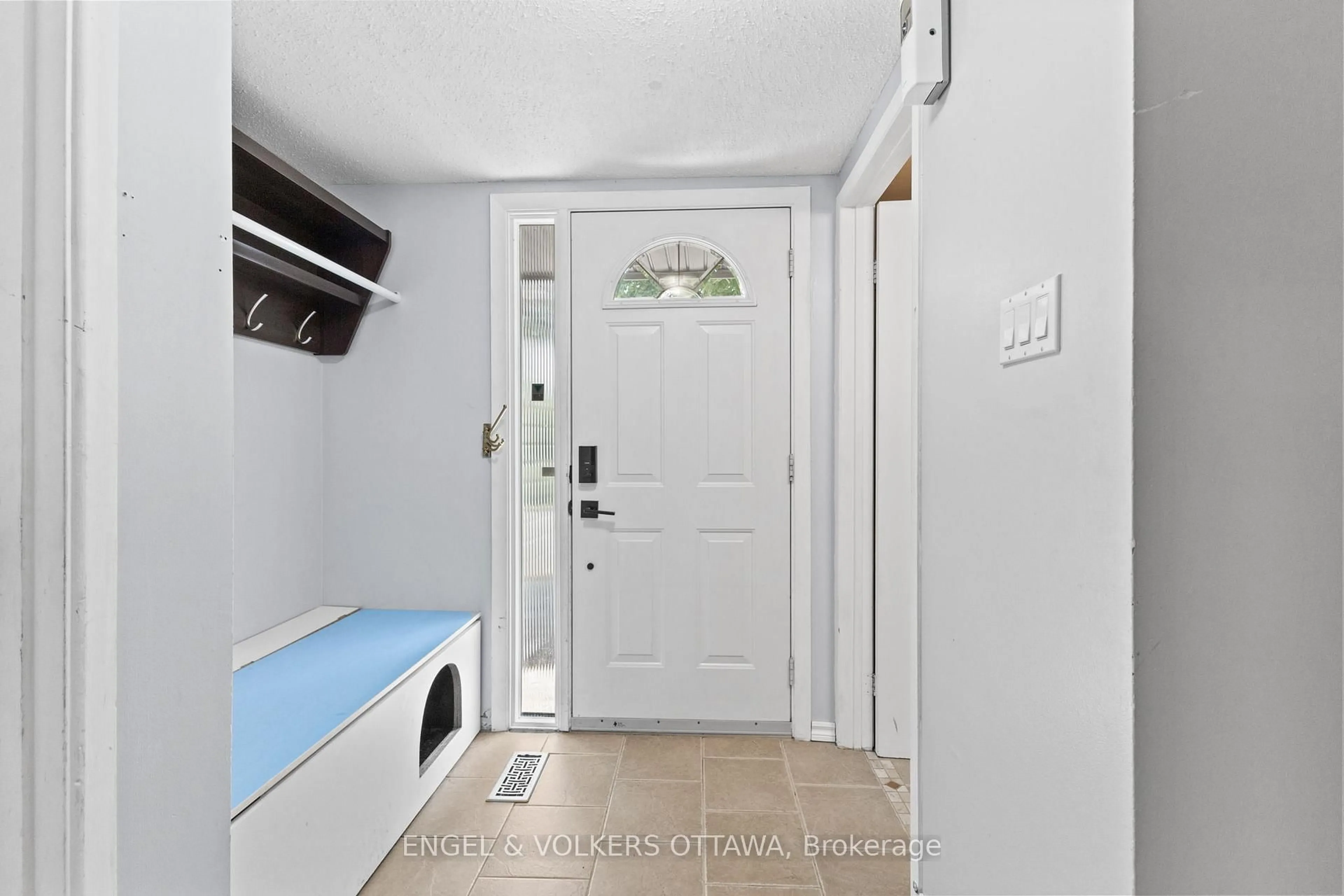 Indoor entryway for 3205 Uplands Dr #3, Ottawa Ontario K1V 9T3