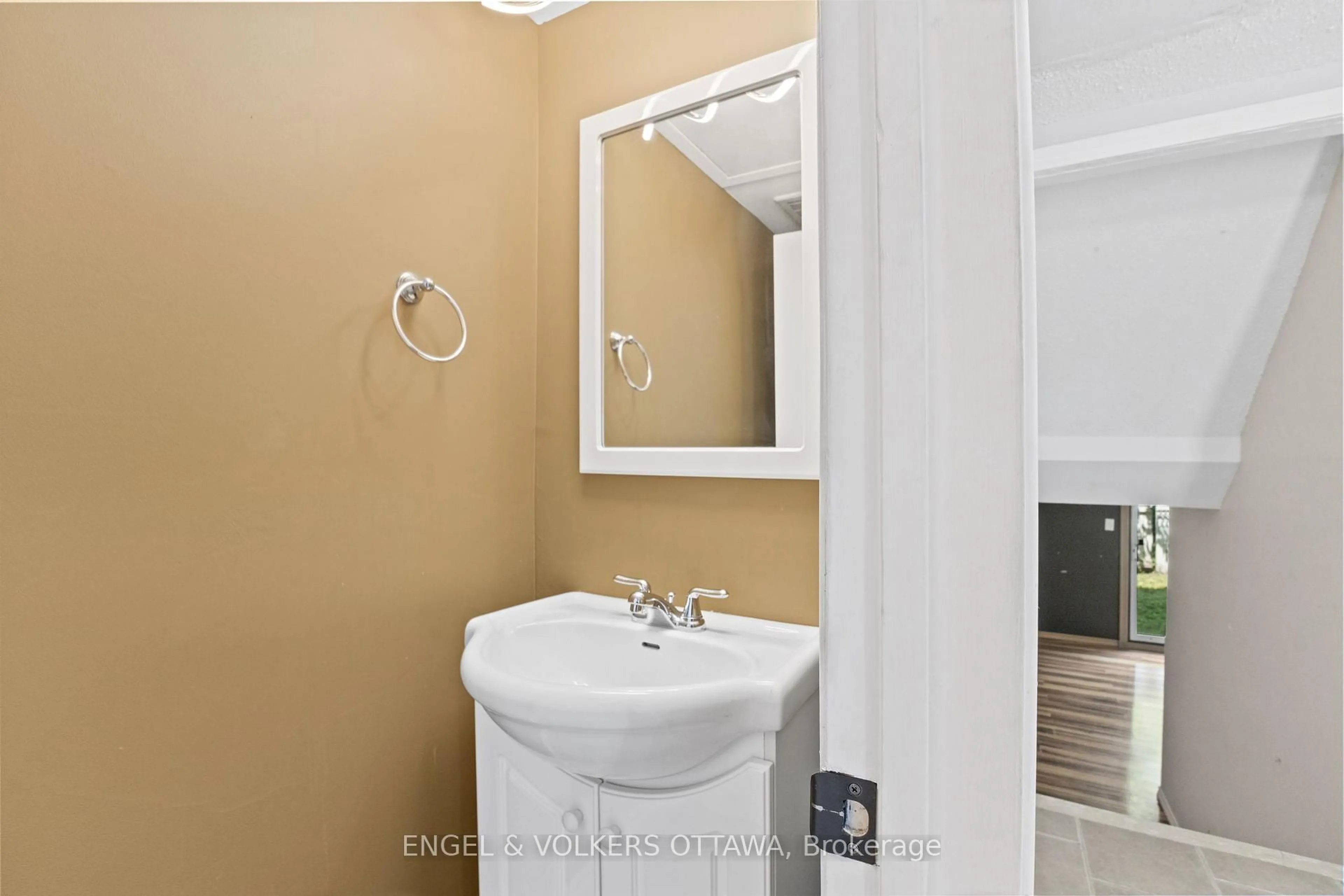 Standard bathroom, ceramic/tile floor for 3205 Uplands Dr #3, Ottawa Ontario K1V 9T3