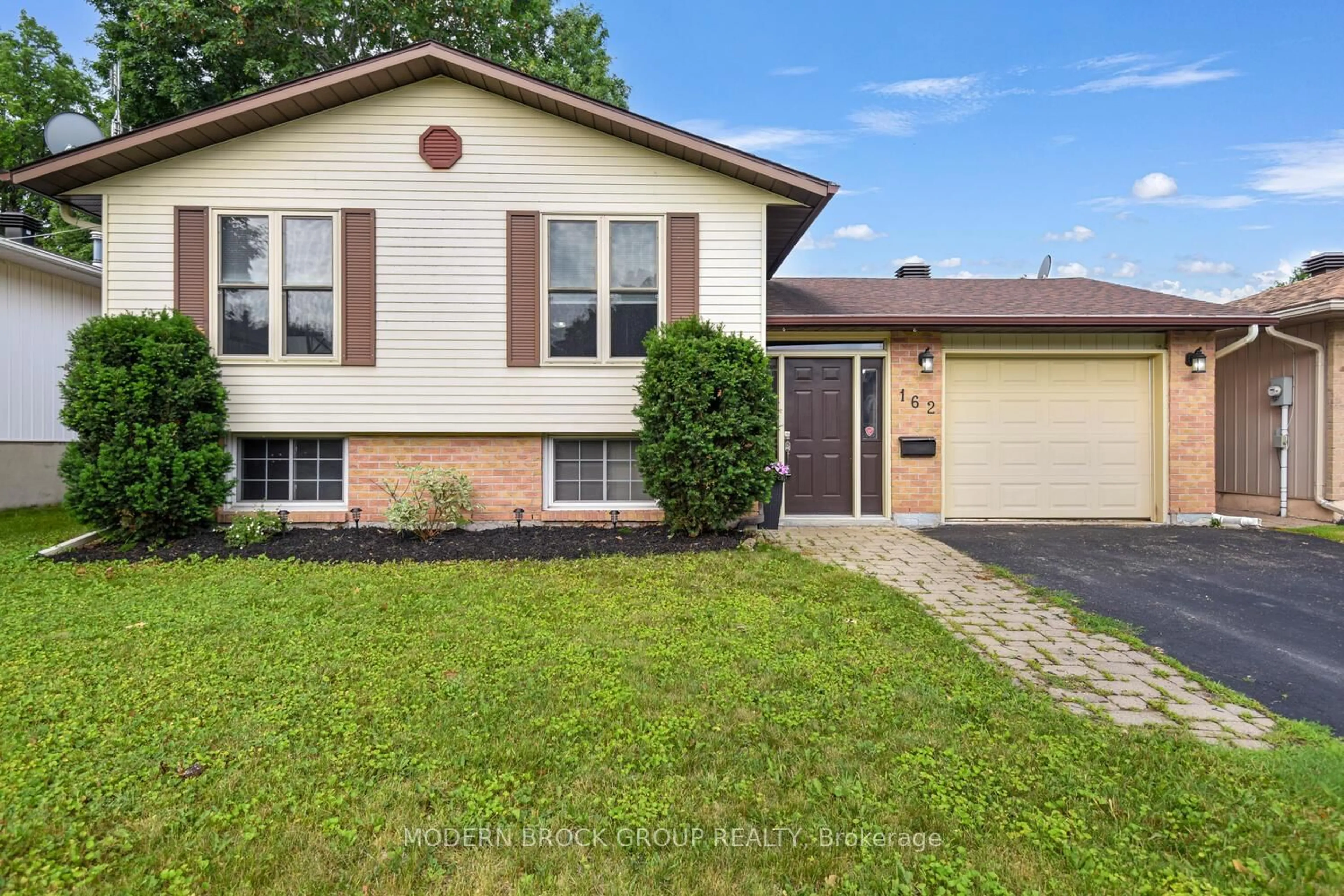 Home with vinyl exterior material, street for 162 Dana St, Brockville Ontario K6V 6W9