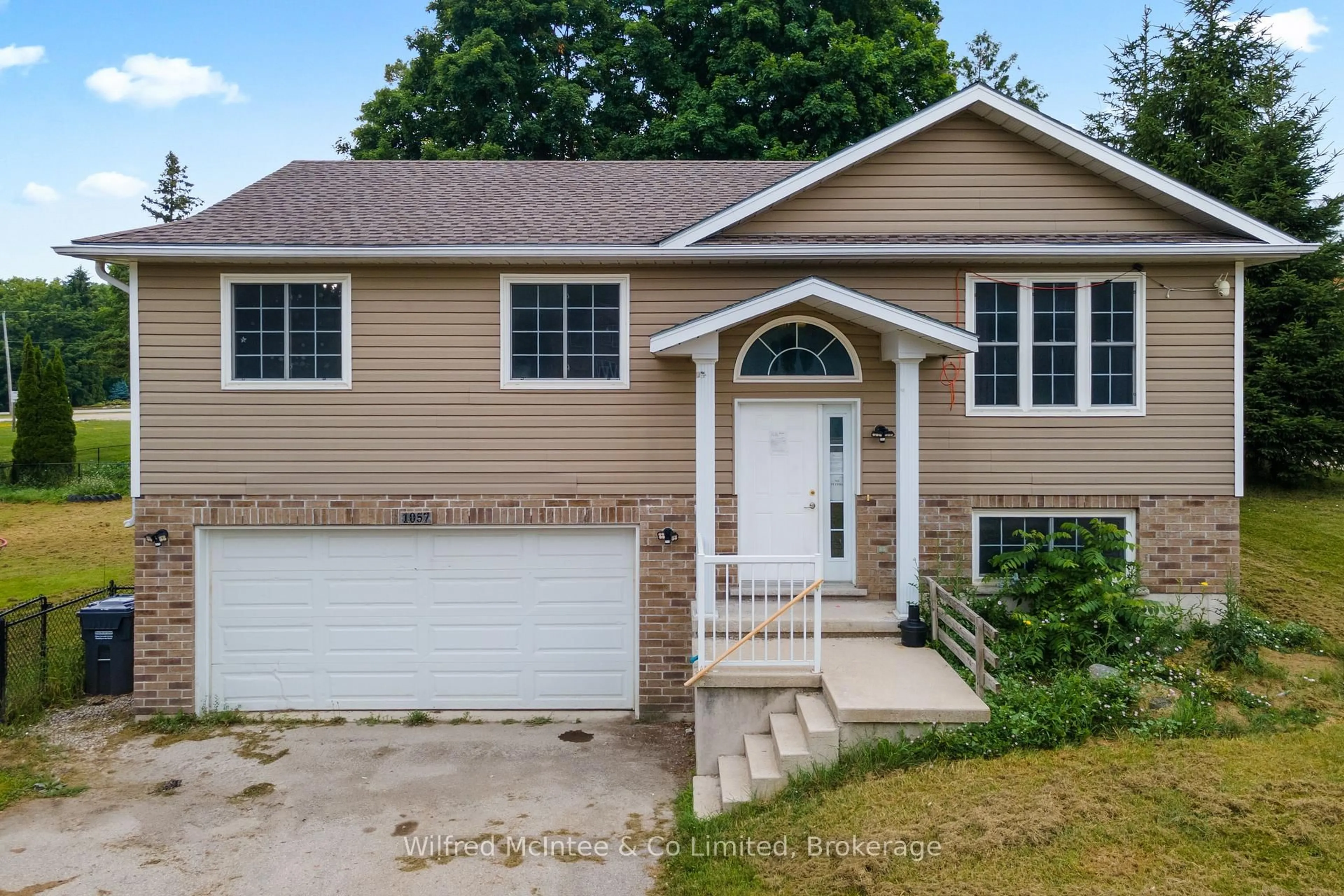 Home with vinyl exterior material, street for 1057 Ann St, Howick Ontario N0G 2X0