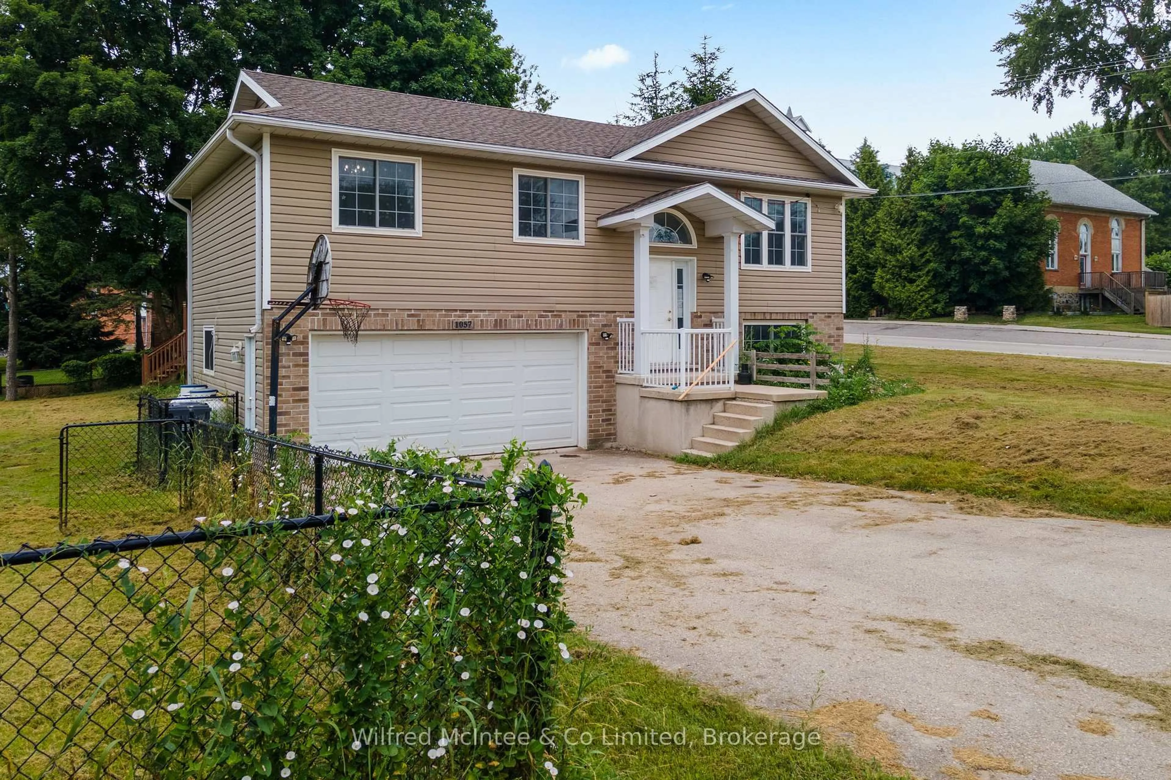 A pic from outside/outdoor area/front of a property/back of a property/a pic from drone, street for 1057 Ann St, Howick Ontario N0G 2X0