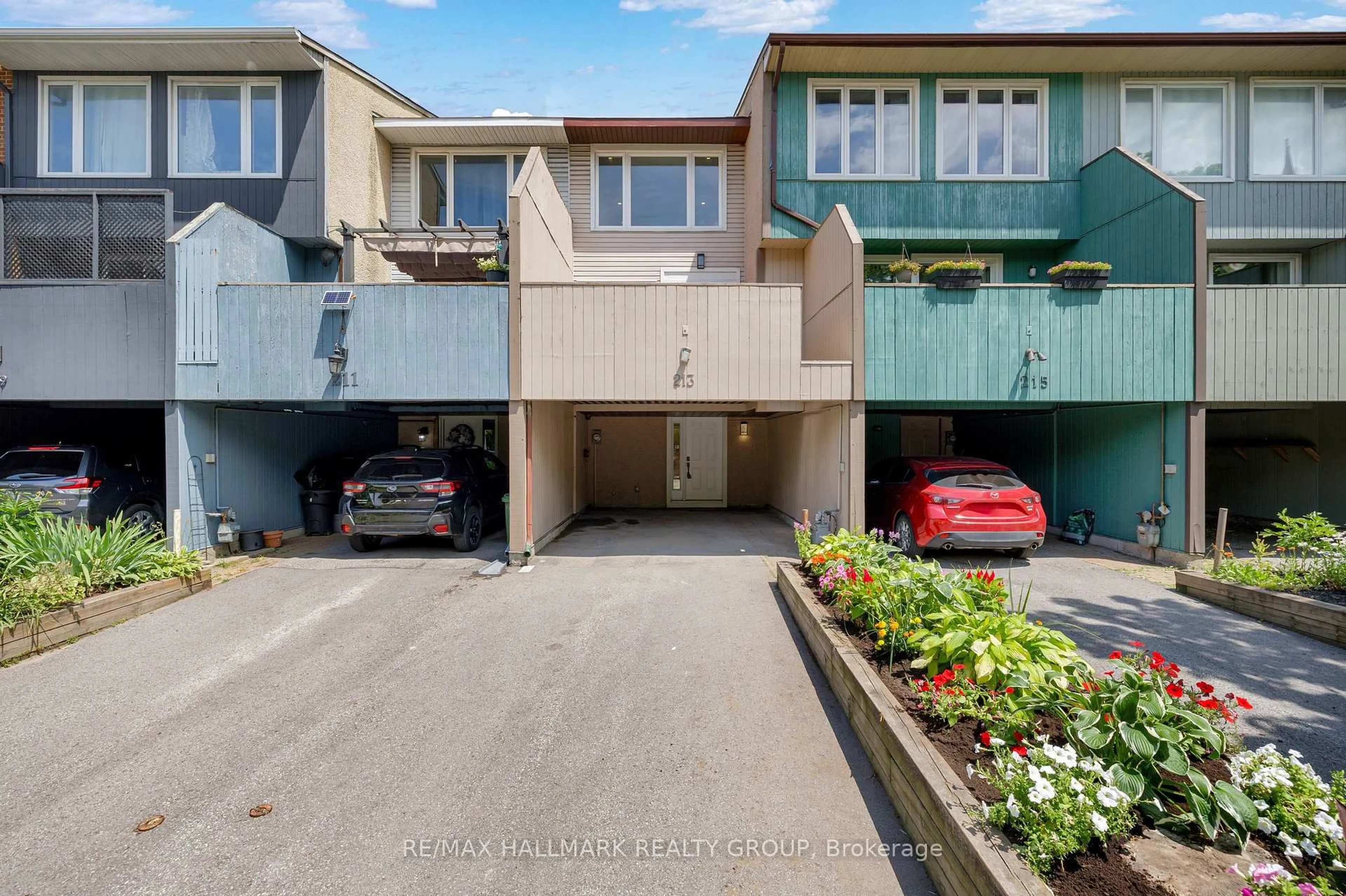A pic from outside/outdoor area/front of a property/back of a property/a pic from drone, street for 213 BOOTH St, Ottawa Ontario K1R 7V4