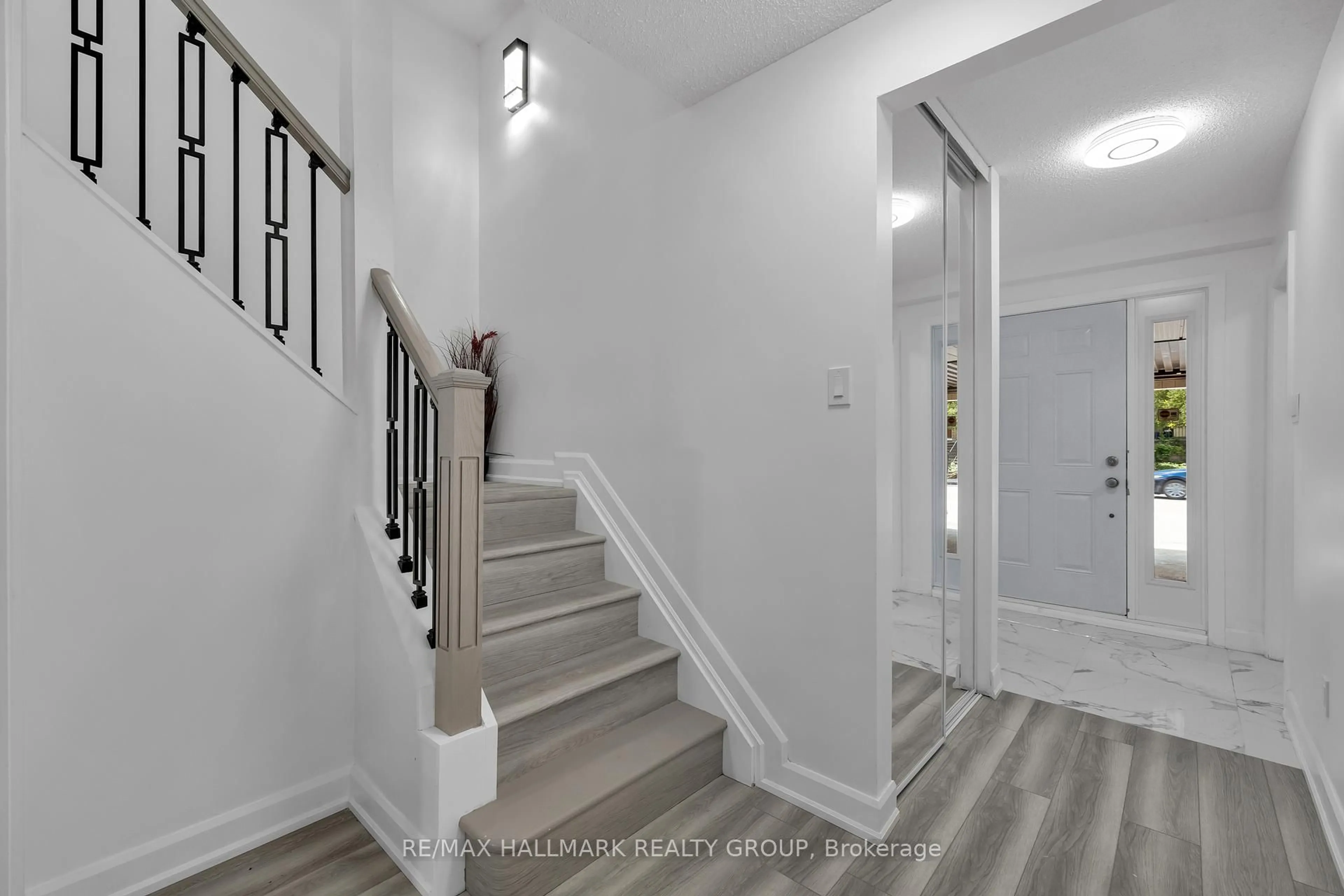 Indoor entryway for 213 BOOTH St, Ottawa Ontario K1R 7V4