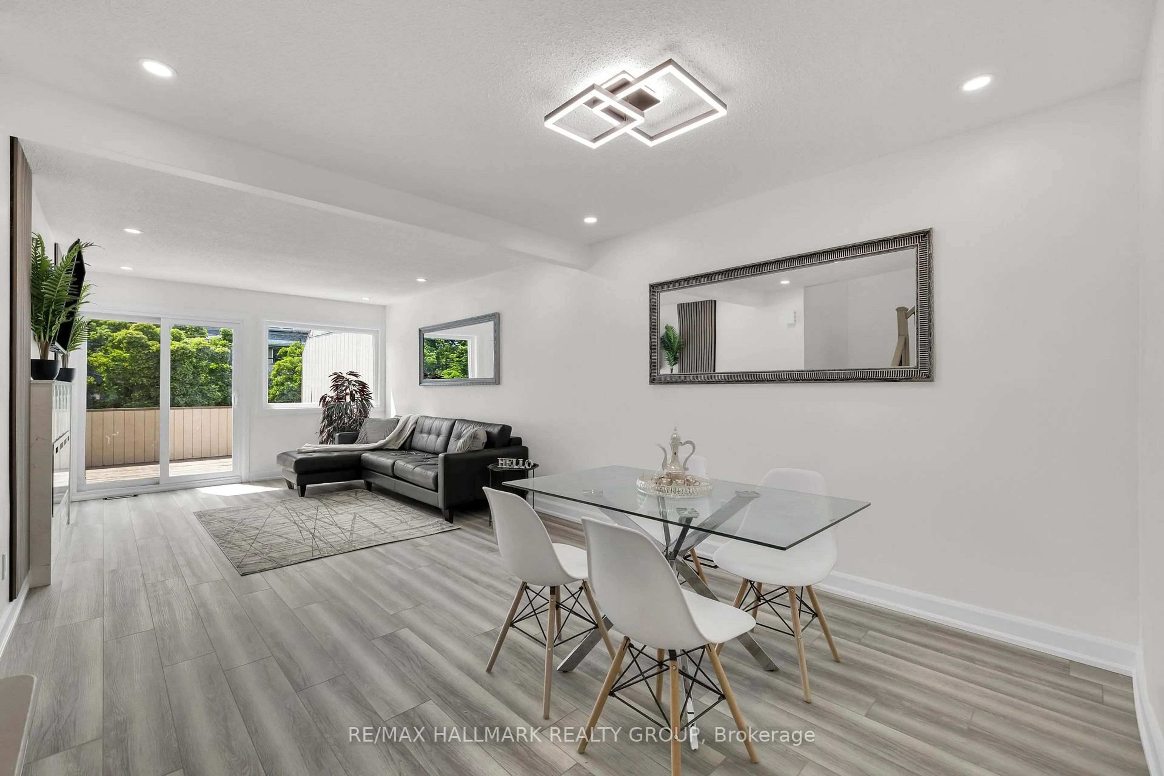 Living room with furniture, unknown for 213 BOOTH St, Ottawa Ontario K1R 7V4