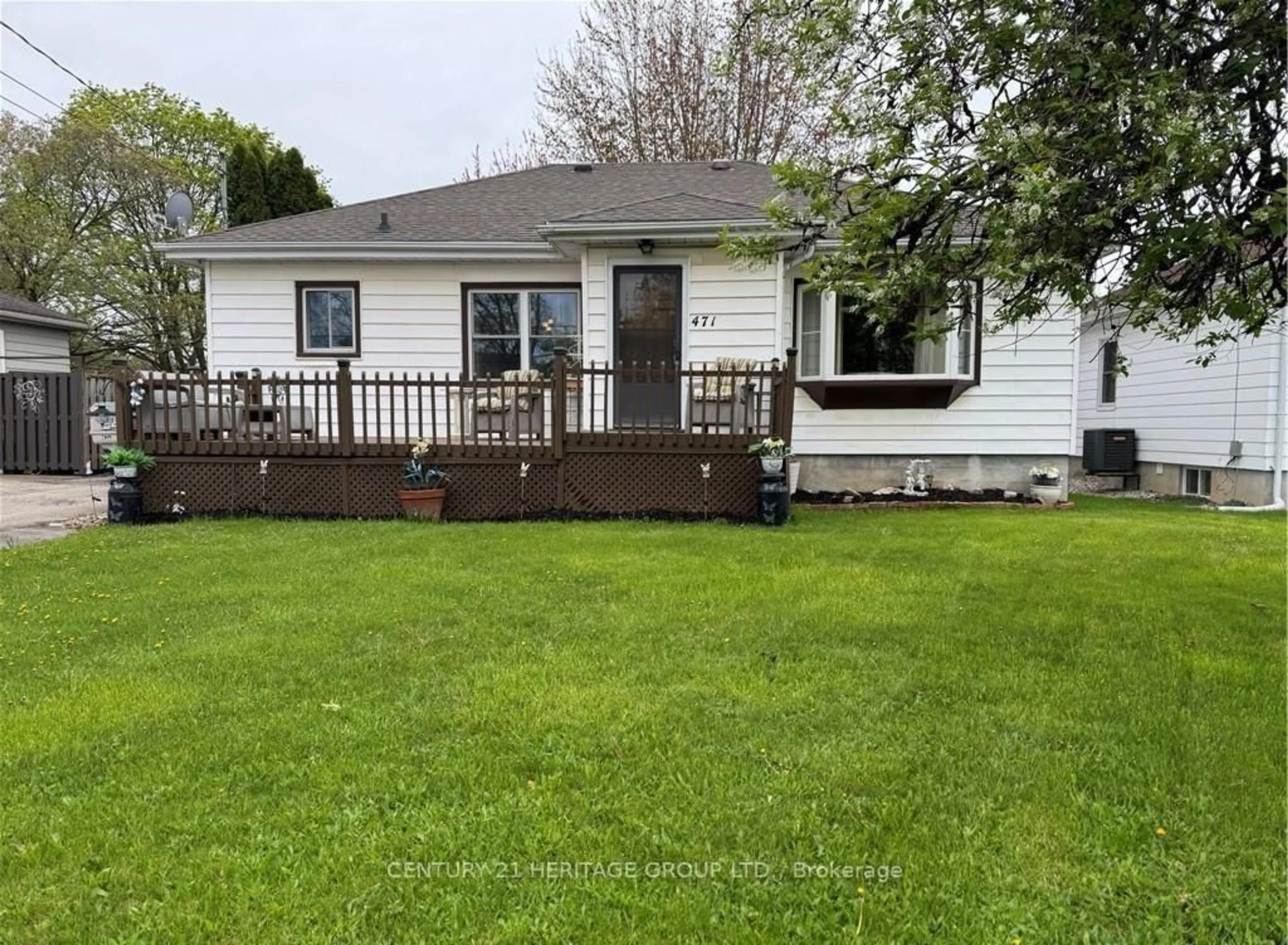 A pic from outside/outdoor area/front of a property/back of a property/a pic from drone, street for 471 GENEVA St, St. Catharines Ontario L2N 2H4