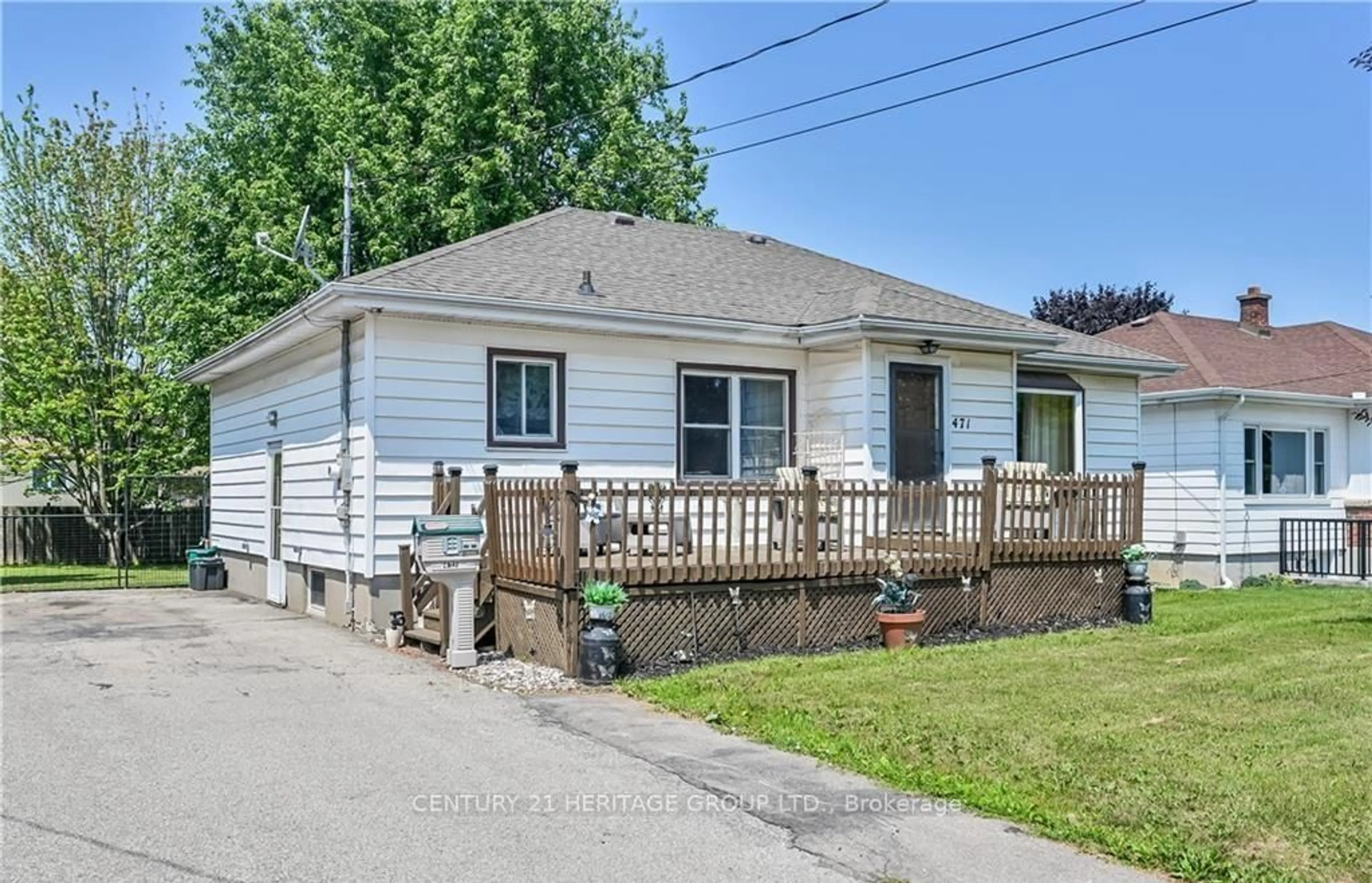Home with vinyl exterior material, street for 471 GENEVA St, St. Catharines Ontario L2N 2H4