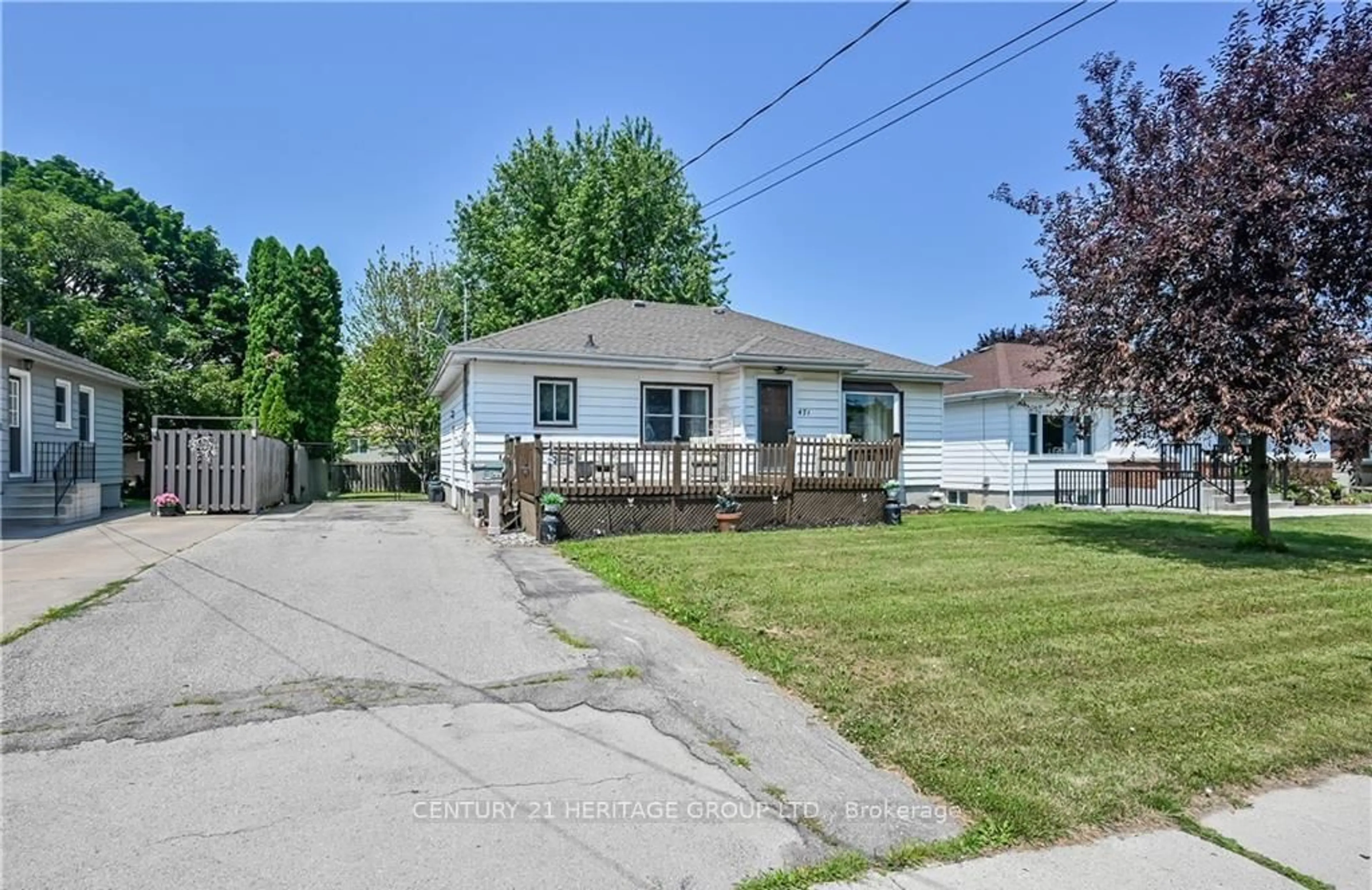 A pic from outside/outdoor area/front of a property/back of a property/a pic from drone, street for 471 GENEVA St, St. Catharines Ontario L2N 2H4