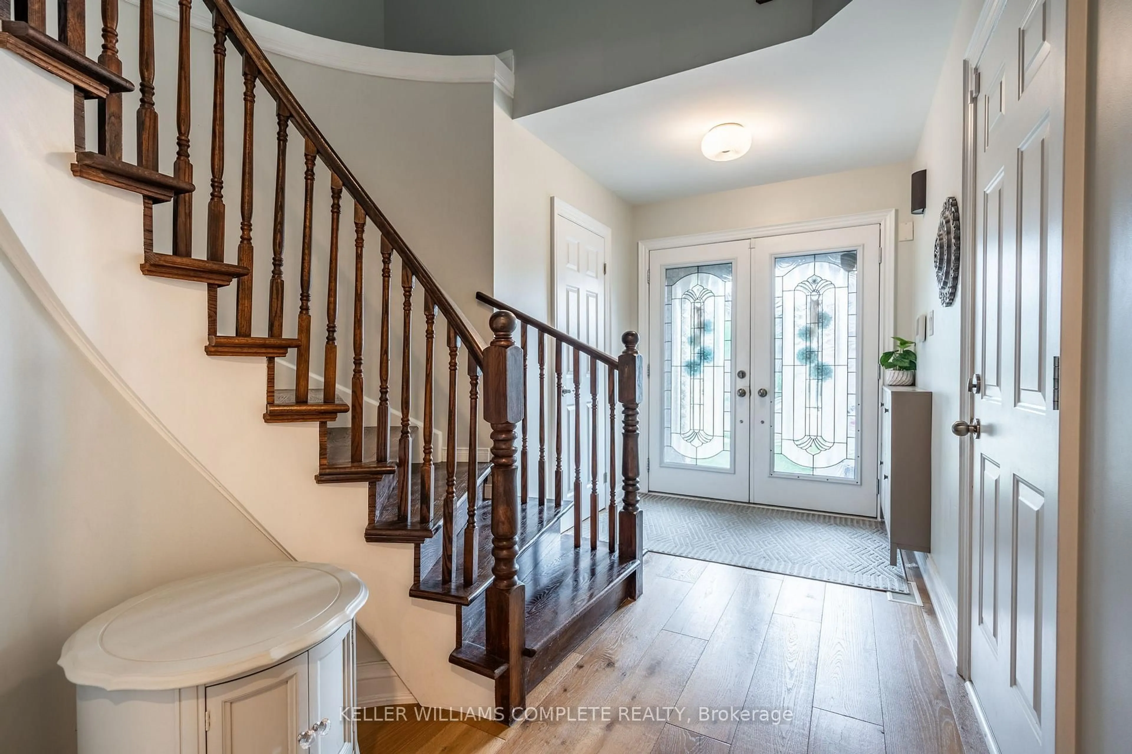 Indoor entryway for 12 Giovanna Dr, Hamilton Ontario L9B 2Y4