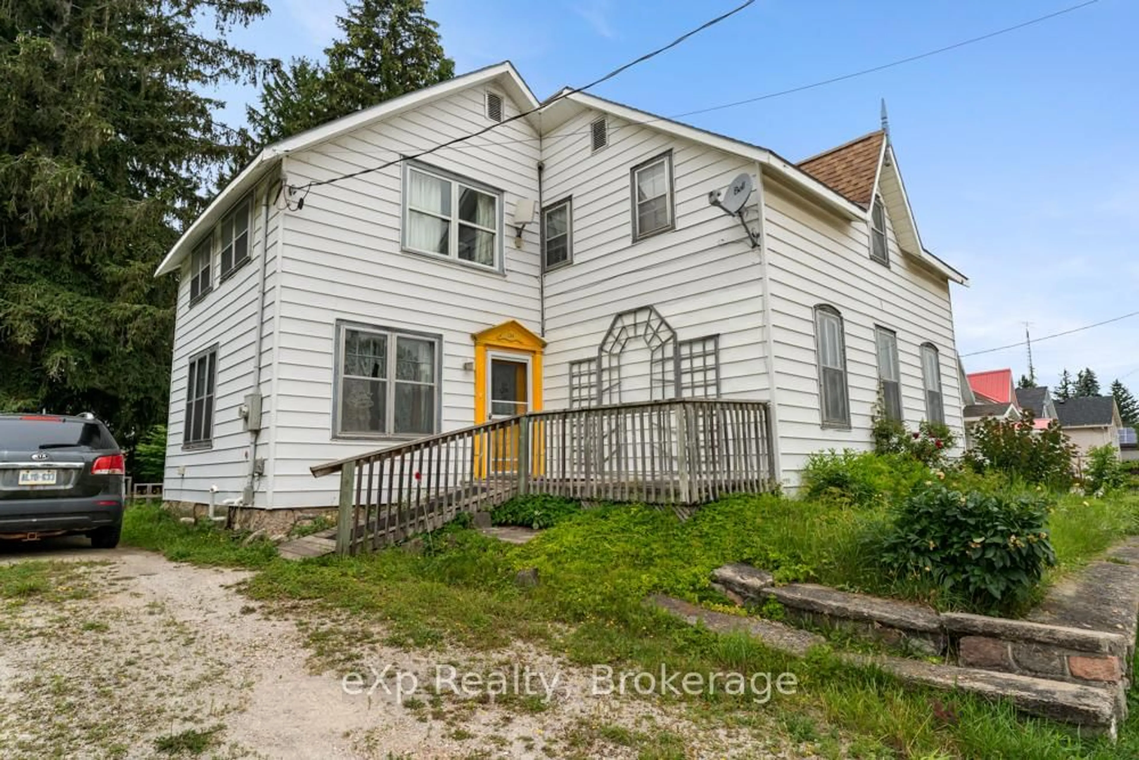 A pic from outside/outdoor area/front of a property/back of a property/a pic from drone, building for 134 Garafraxa St, Chatsworth Ontario N0H 1G0