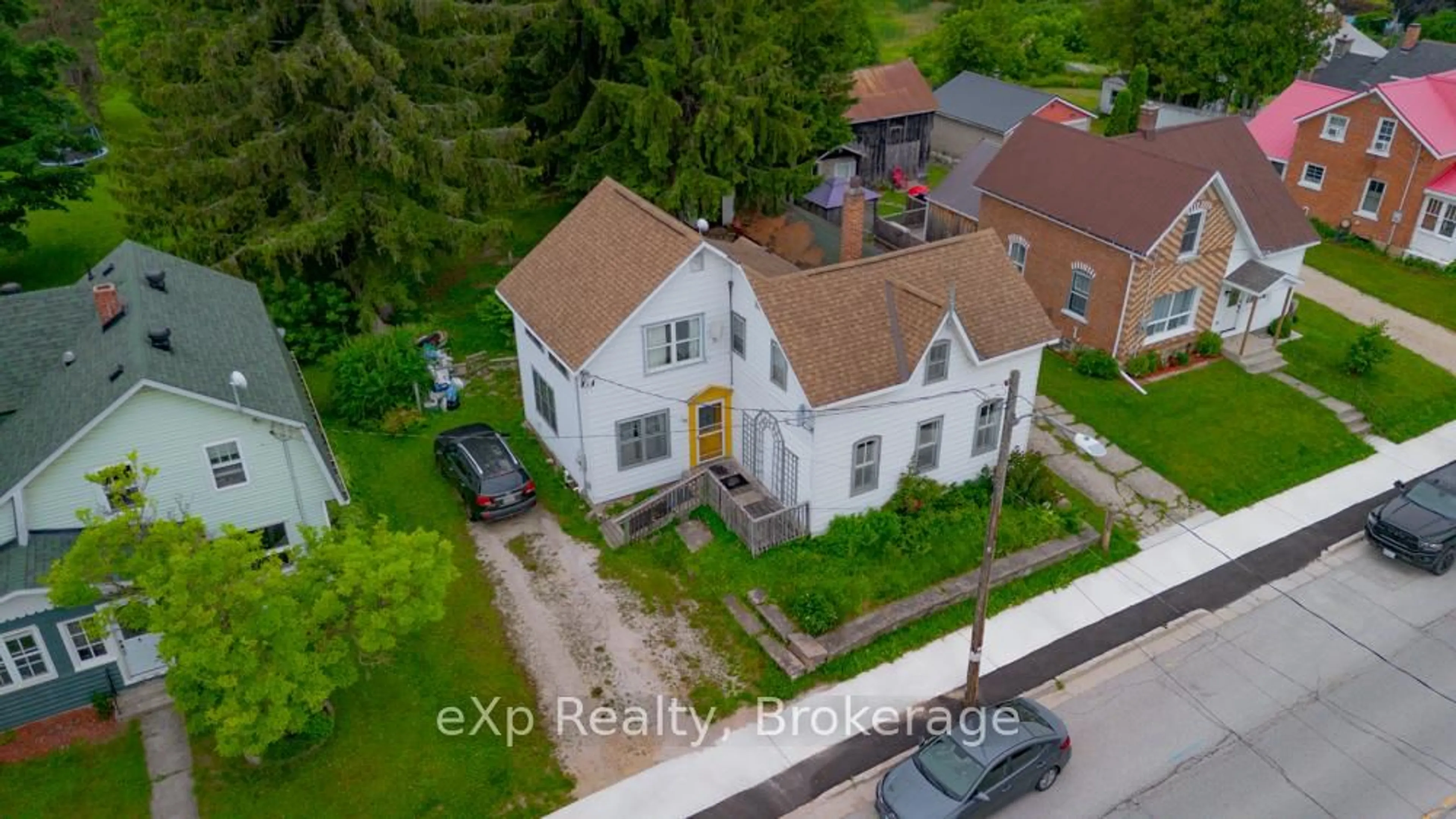 A pic from outside/outdoor area/front of a property/back of a property/a pic from drone, street for 134 Garafraxa St, Chatsworth Ontario N0H 1G0