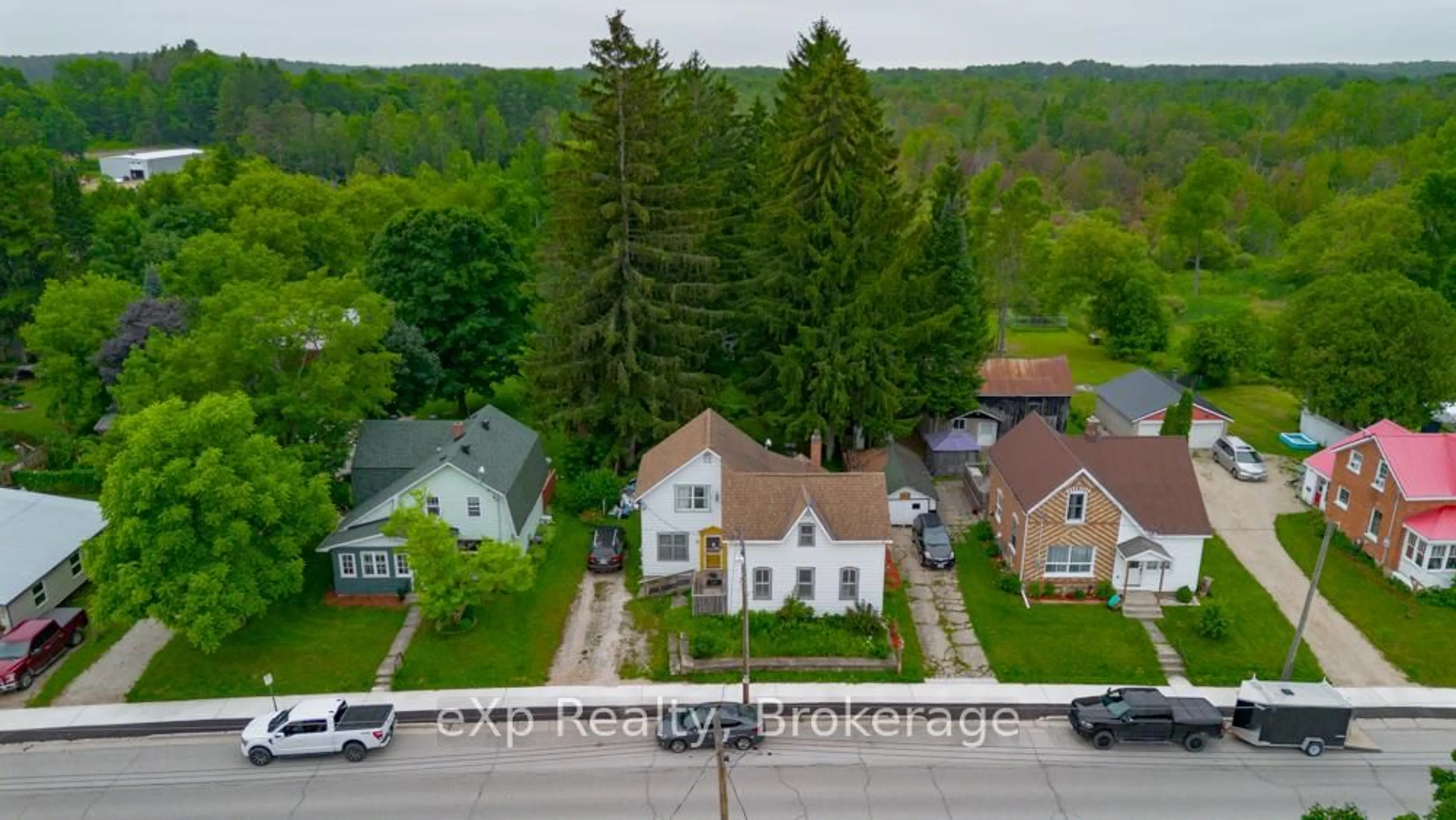 A pic from outside/outdoor area/front of a property/back of a property/a pic from drone, street for 134 Garafraxa St, Chatsworth Ontario N0H 1G0