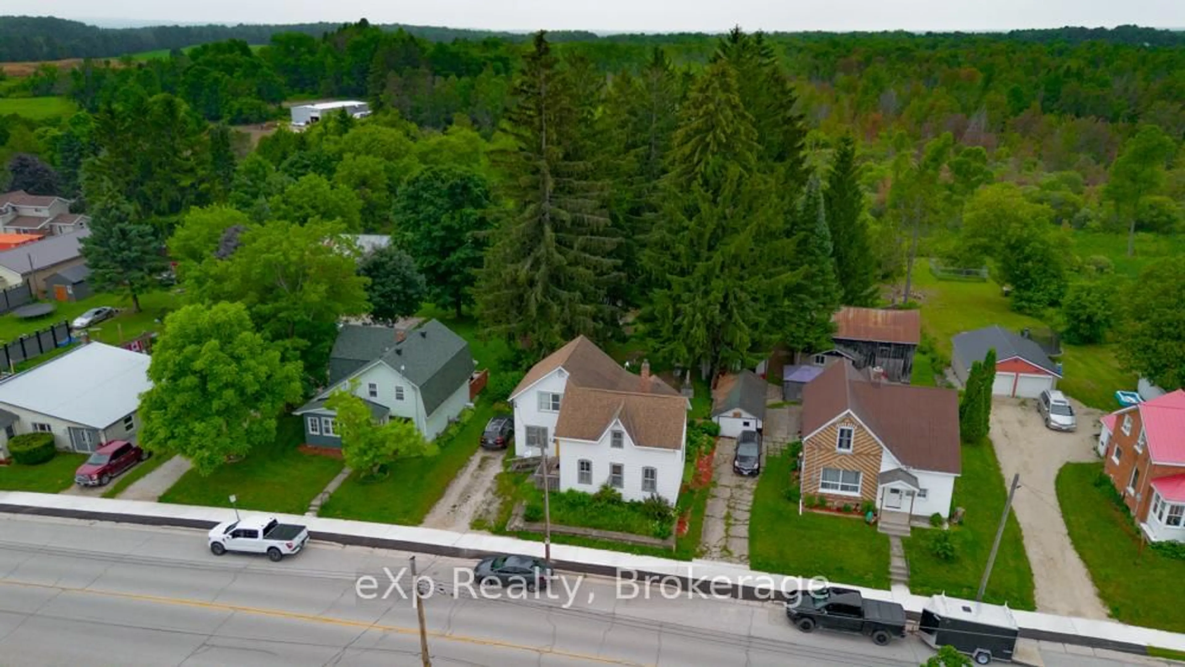 A pic from outside/outdoor area/front of a property/back of a property/a pic from drone, street for 134 Garafraxa St, Chatsworth Ontario N0H 1G0