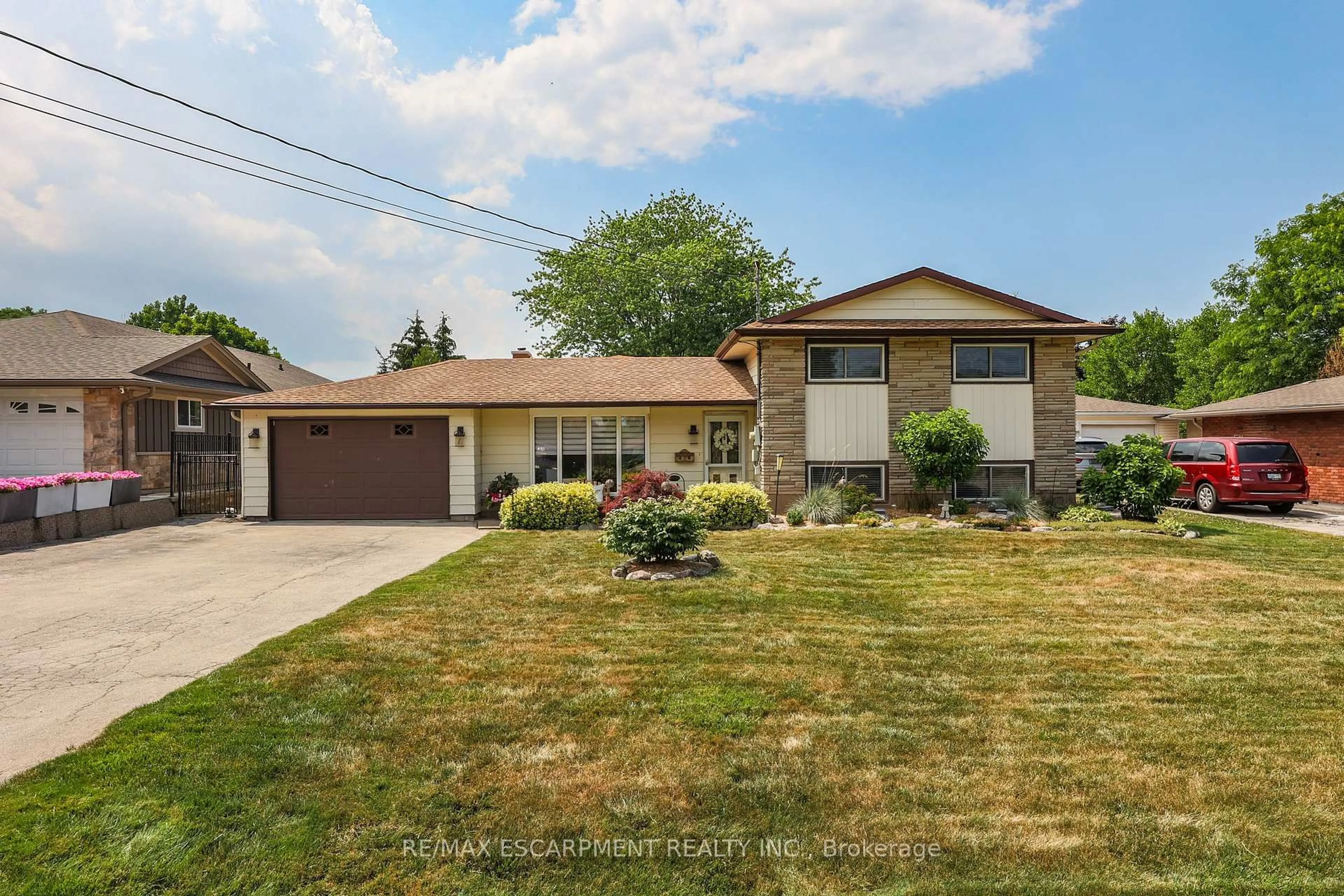 Home with vinyl exterior material, street for 11 Hunter Rd, Grimsby Ontario L3M 4A3