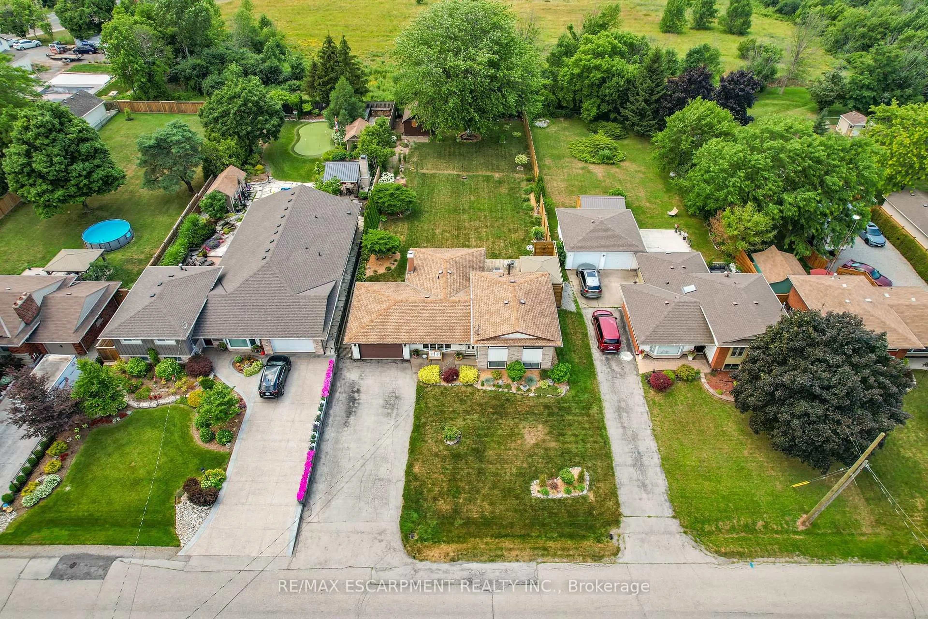 A pic from outside/outdoor area/front of a property/back of a property/a pic from drone, street for 11 Hunter Rd, Grimsby Ontario L3M 4A3