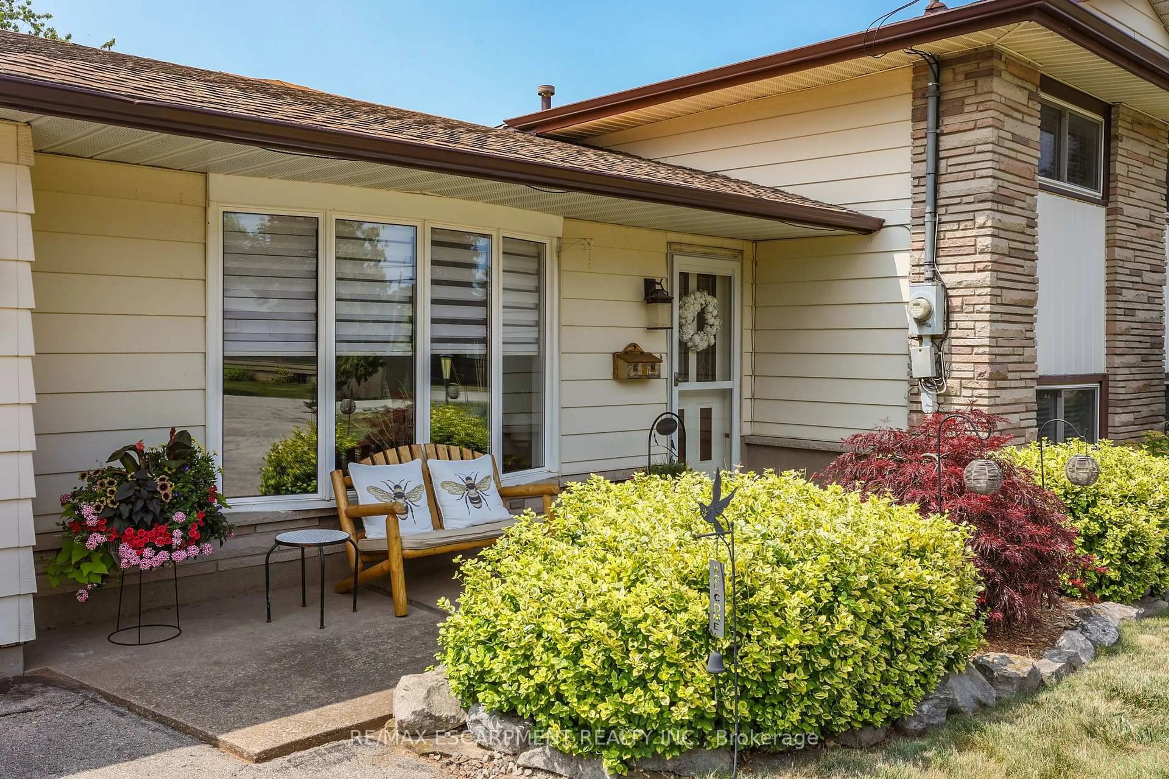 Home with vinyl exterior material, street for 11 Hunter Rd, Grimsby Ontario L3M 4A3
