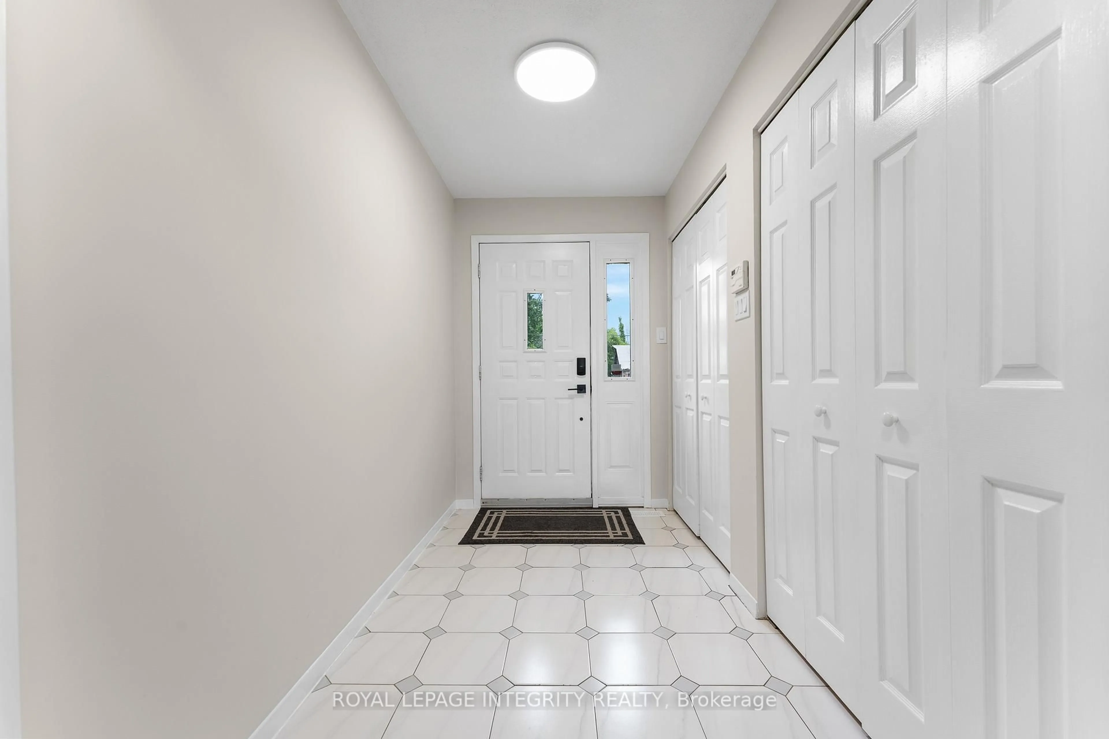 Indoor entryway for 7403 Rideau Valley Dr, Kars Ontario K0A 2E0