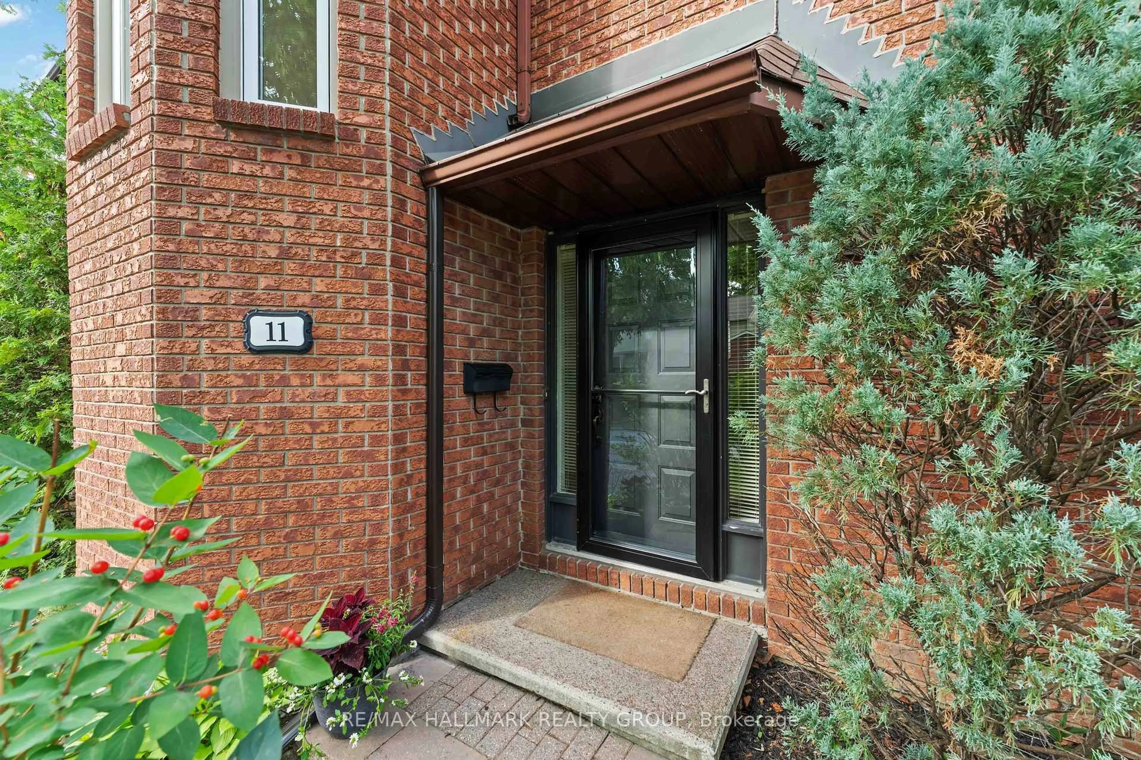 Unknown for 11 Buckingham Private, Ottawa Ontario K1V 0K7