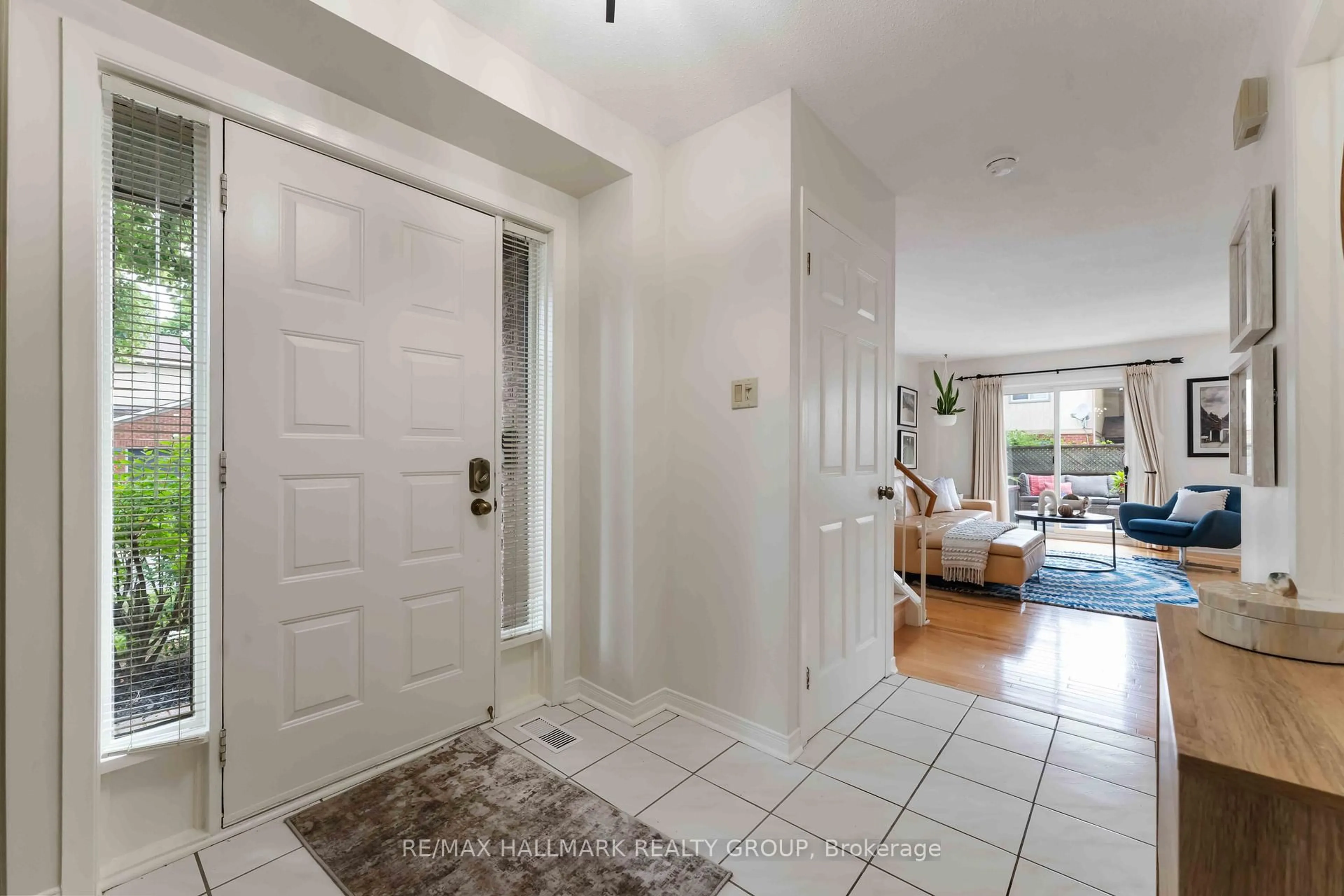 Indoor entryway for 11 Buckingham Private, Ottawa Ontario K1V 0K7